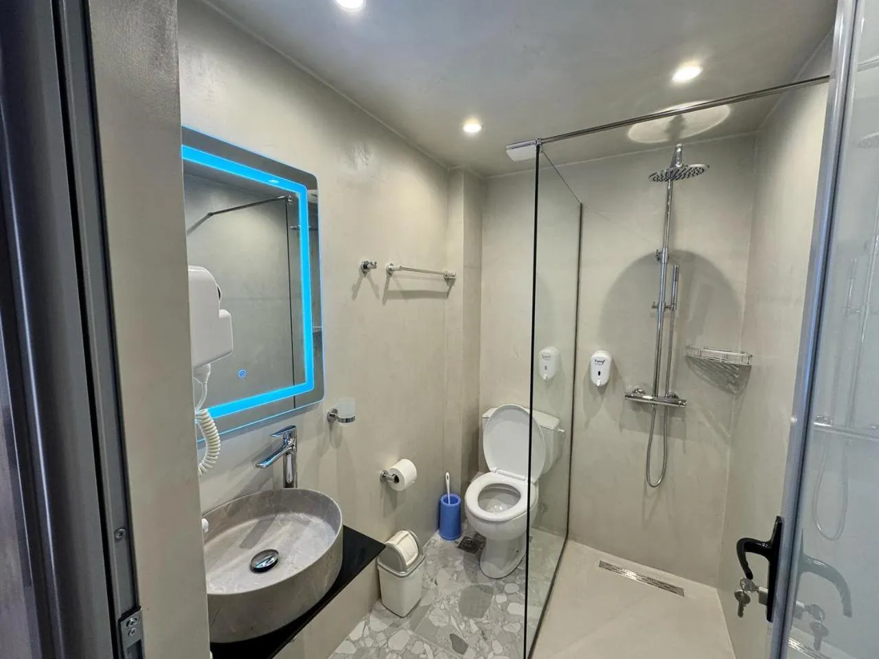 Shower in Hotel Driloni