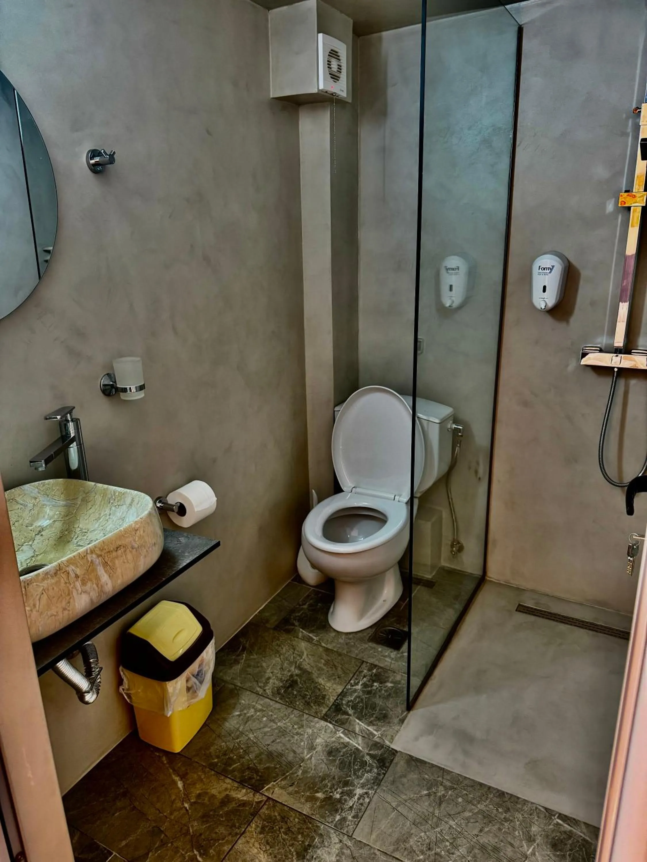 Shower in Hotel Driloni