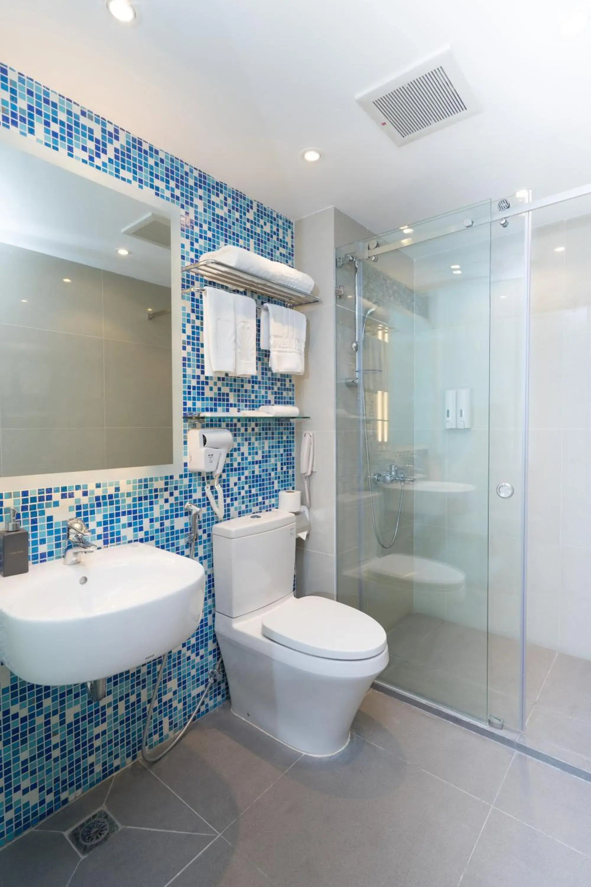 Bathroom in Empress Hotel Ho Chi Minh City Bathroom in Empress Hotel Ho Chi Minh City