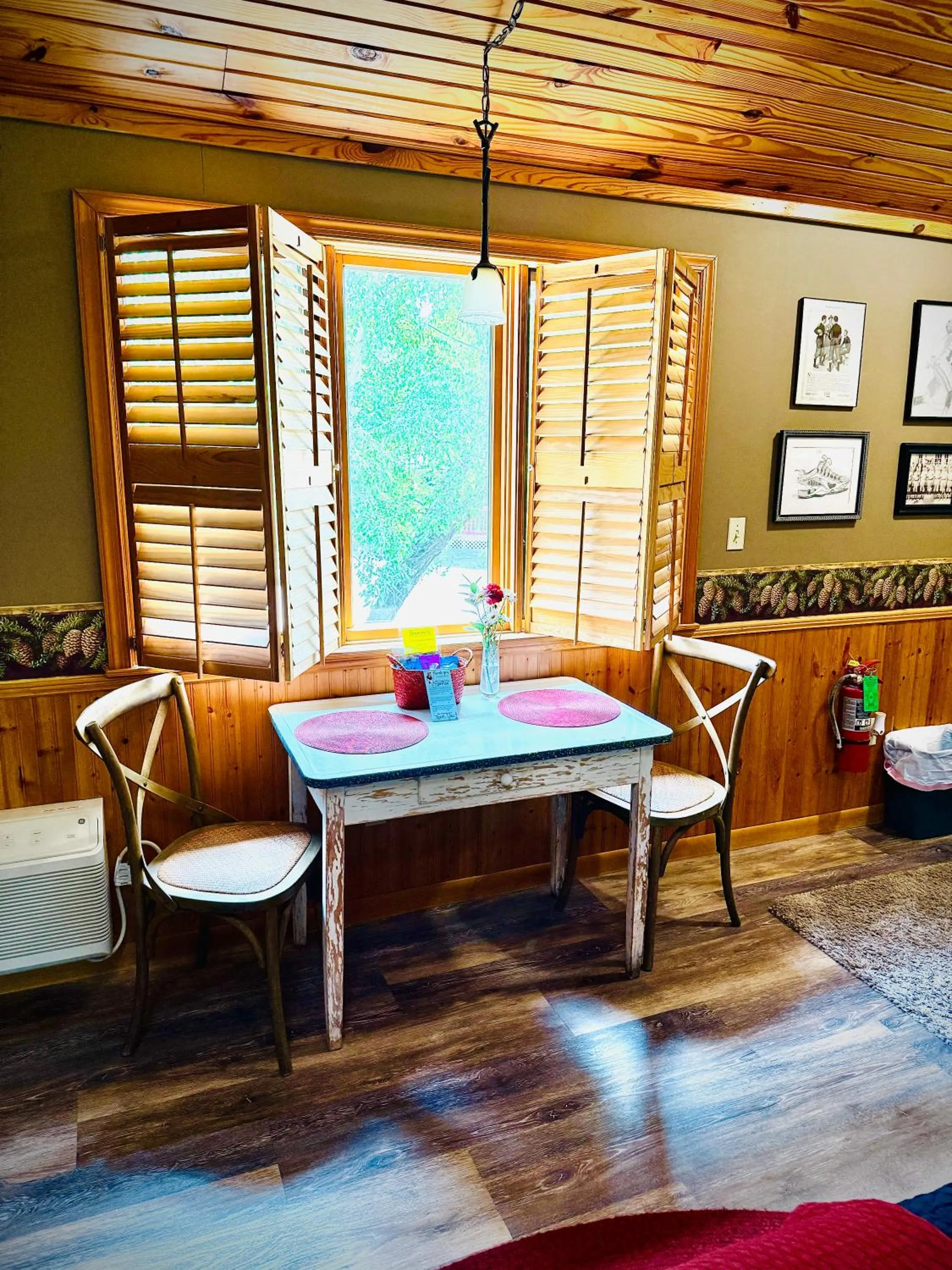 Seating area in Eureka Sunset Cabins