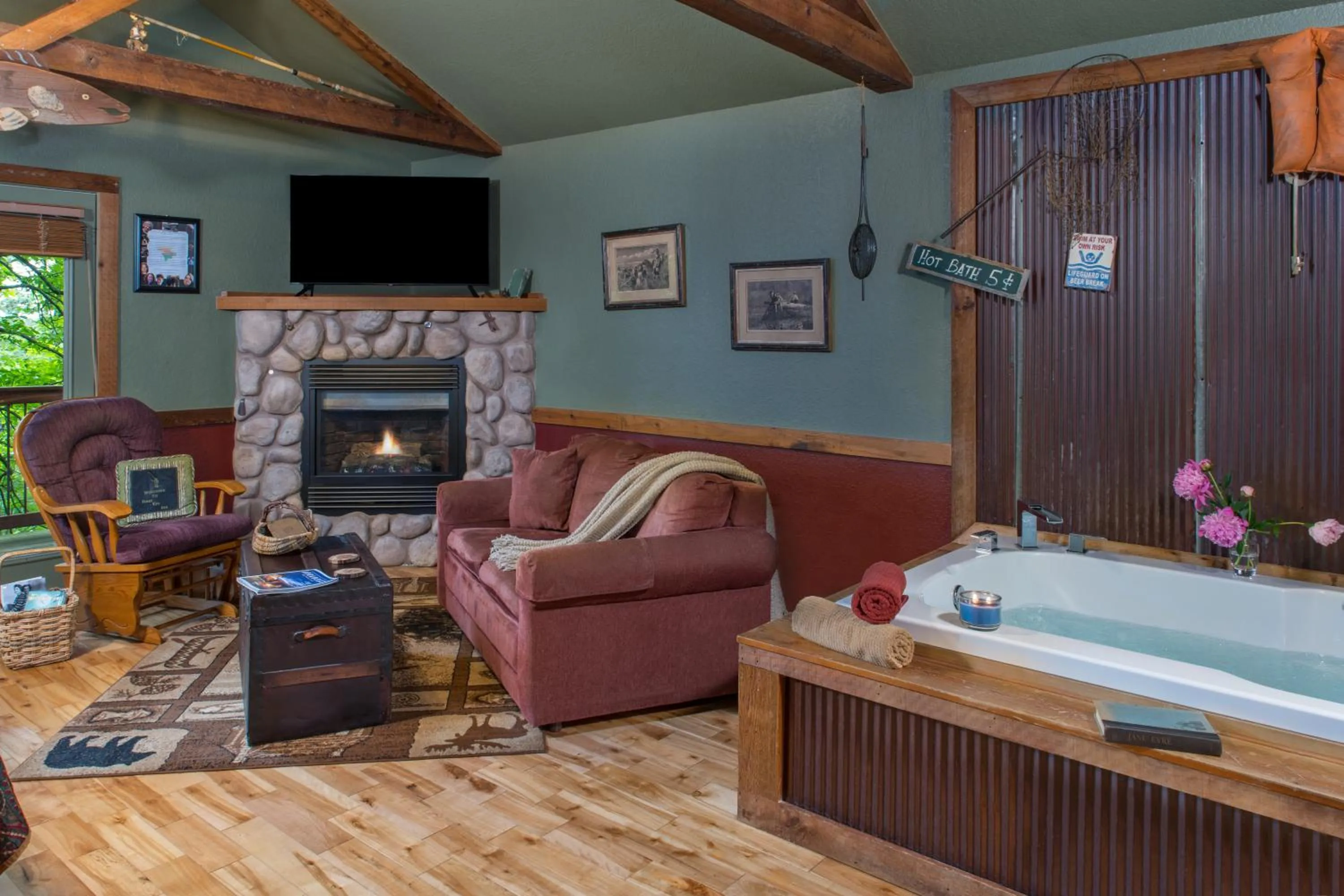 Living room in Eureka Sunset Cabins