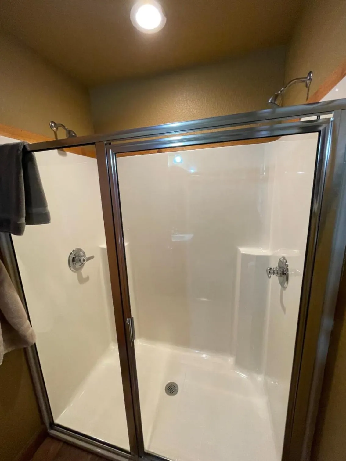 Bathroom in Eureka Sunset Cabins