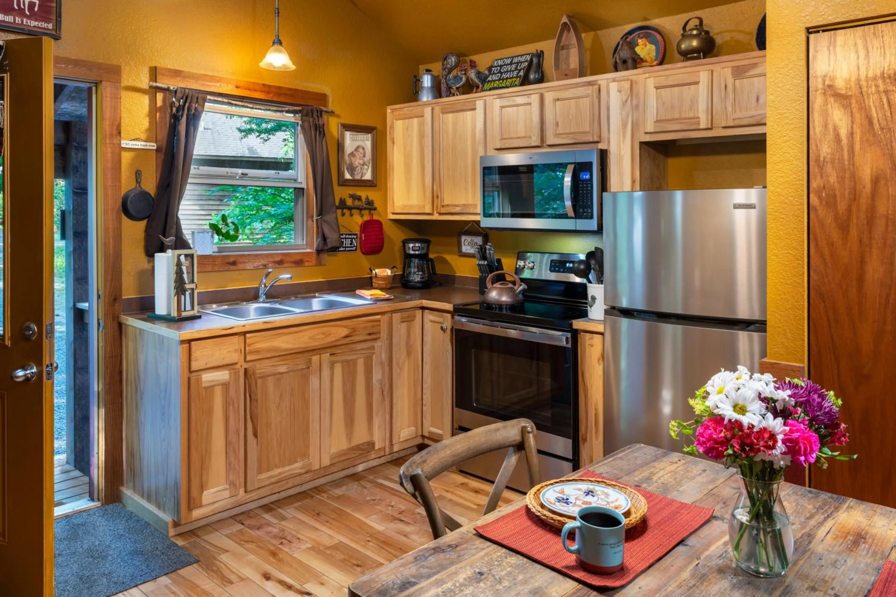 Kitchen or kitchenette in Eureka Sunset Cabins