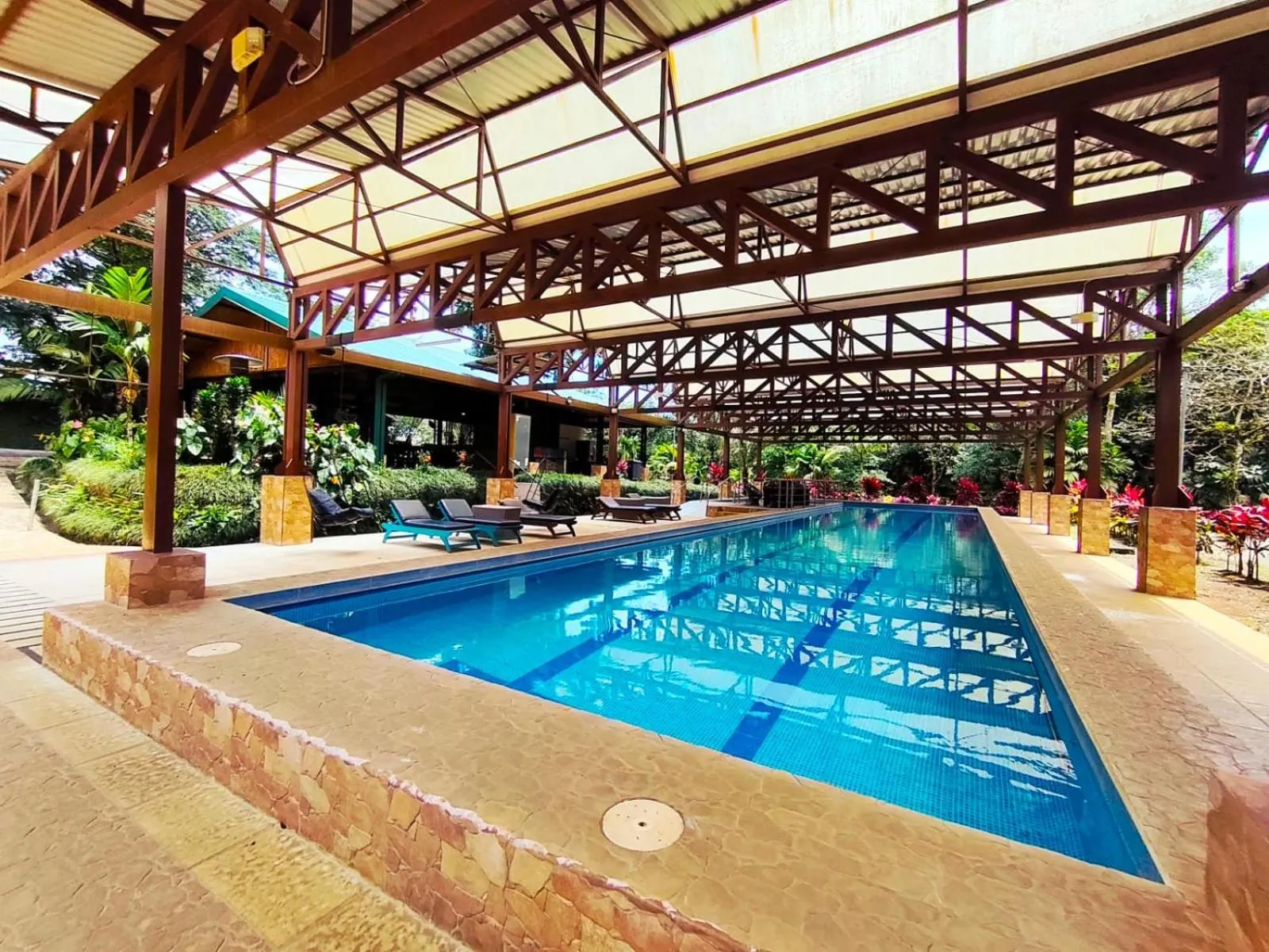 Swimming pool in Ávita Lodge