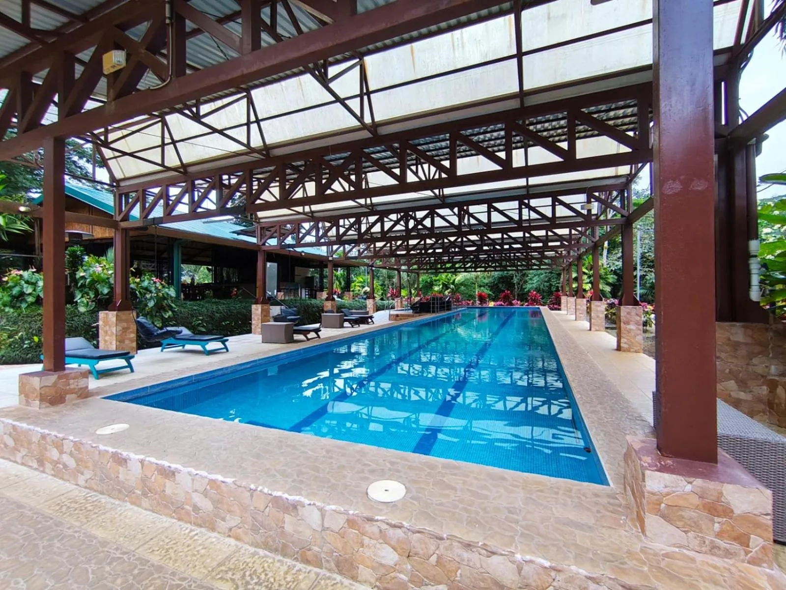 Swimming pool in Ávita Lodge