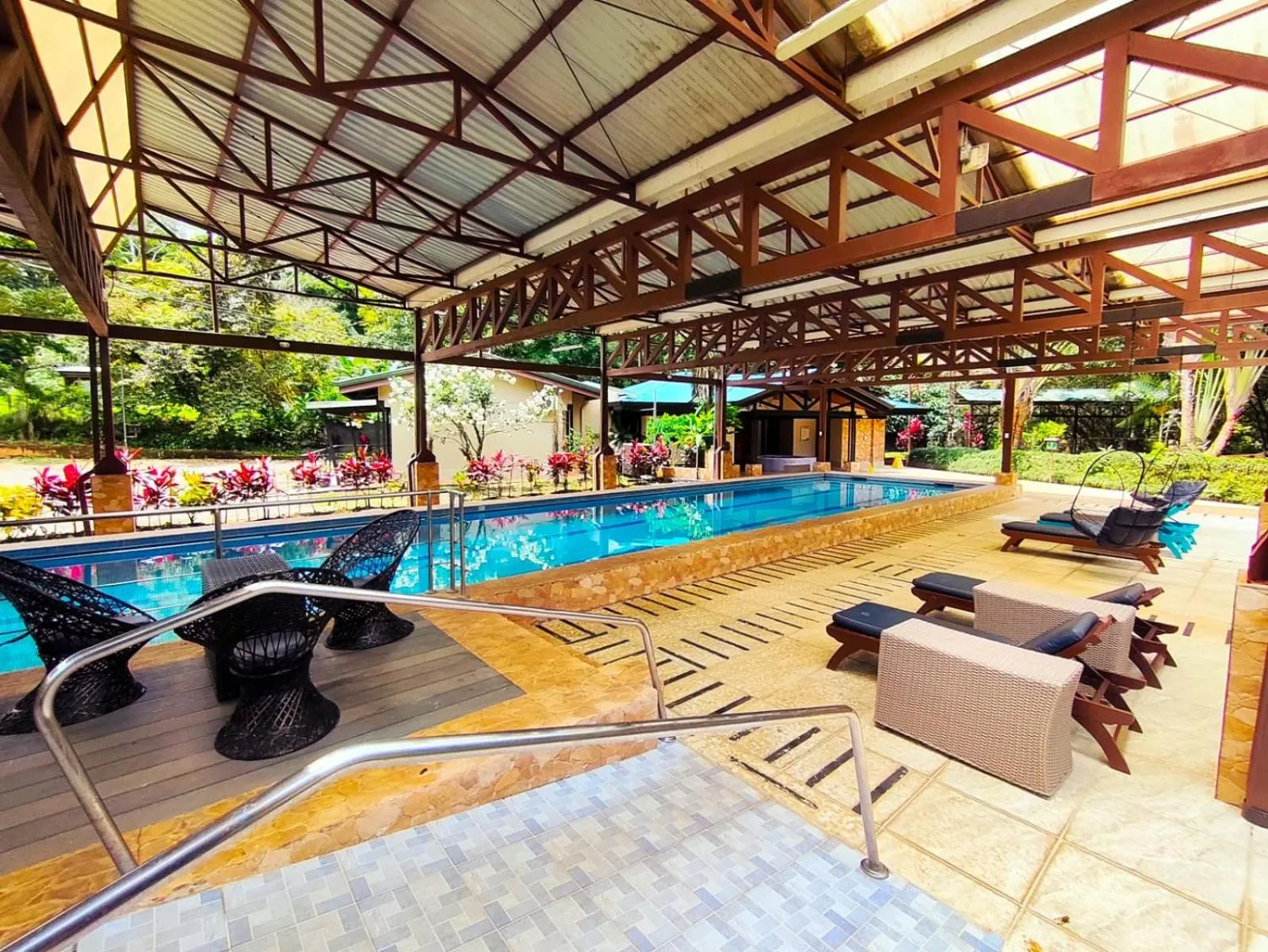 Swimming pool in Ávita Lodge