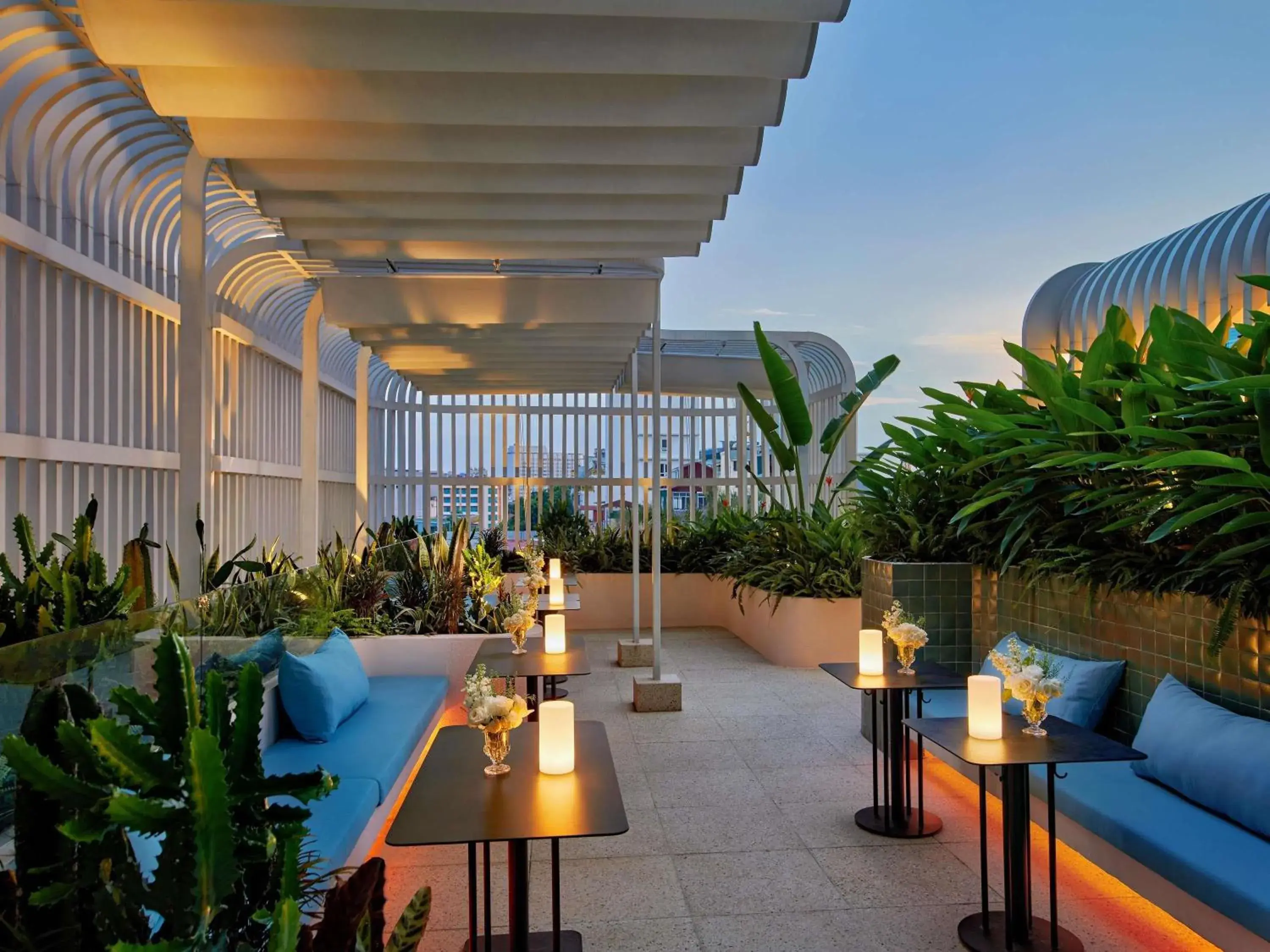 Lounge or bar in Mövenpick Hotel Hanoi Centre Lounge or bar in Mövenpick Hotel Hanoi Centre