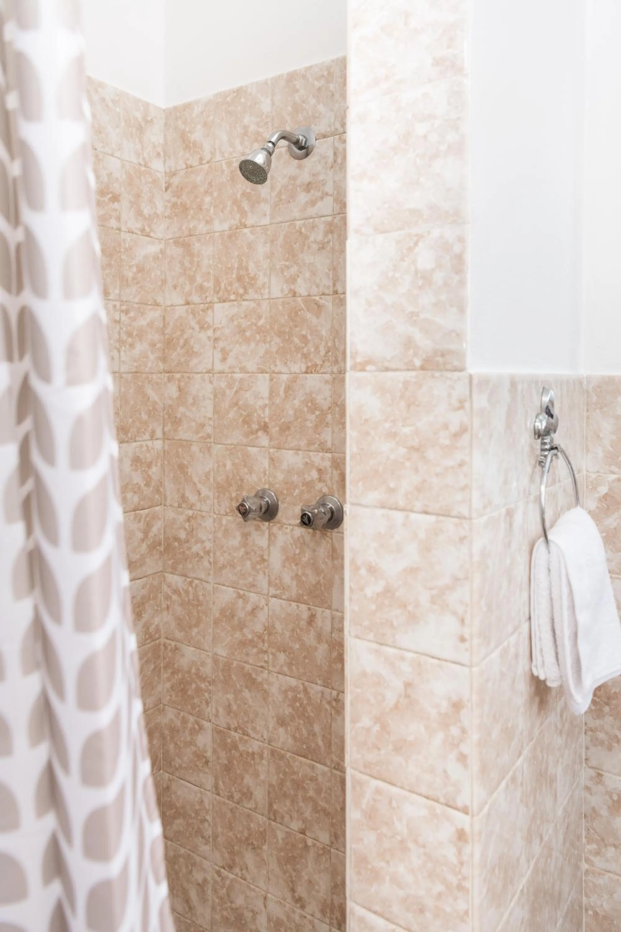 Shower in New Crown Hotel Motel