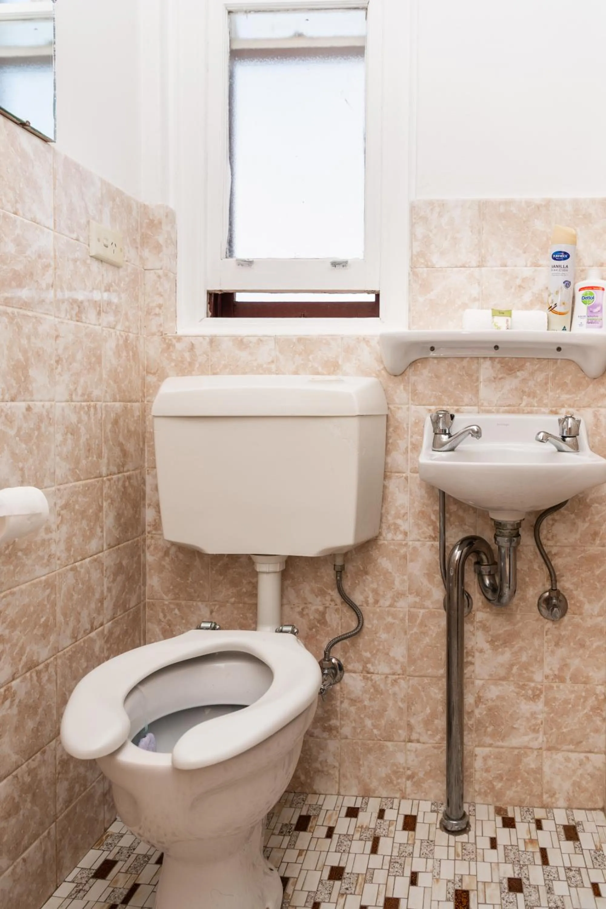 Toilet in New Crown Hotel Motel