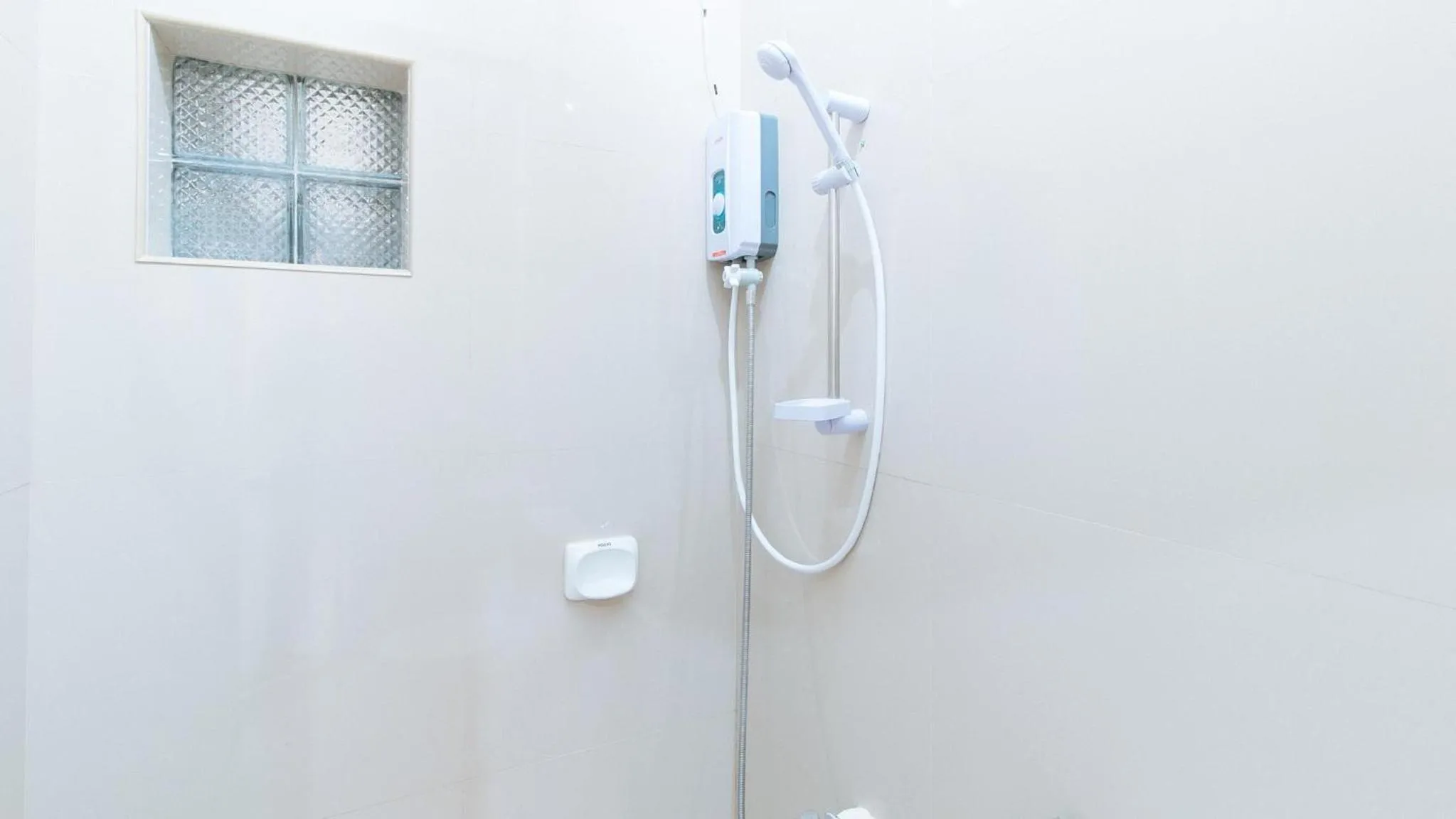 Shower in RedDoorz at Homa Resort Hotel