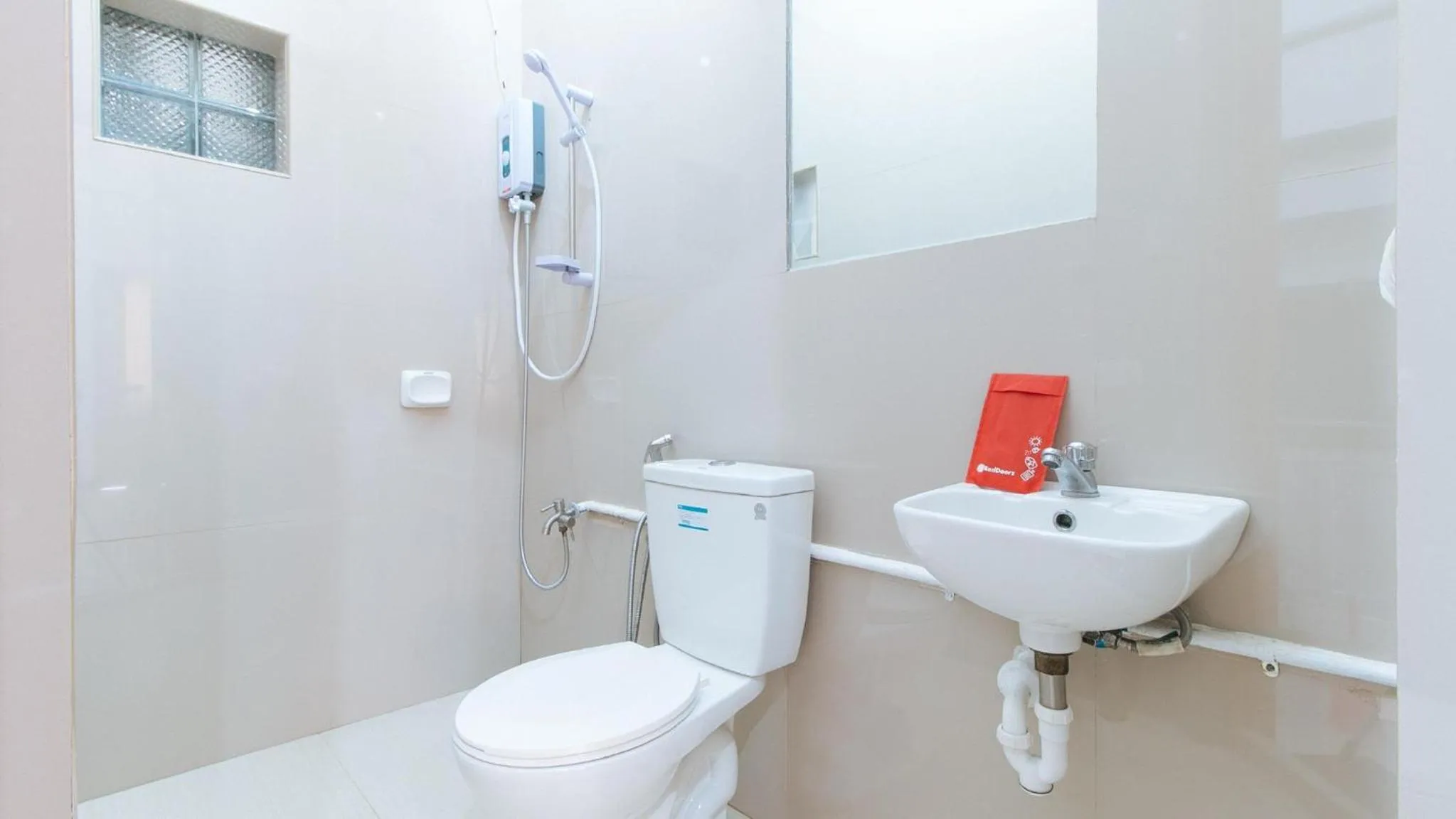 Shower in RedDoorz at Homa Resort Hotel