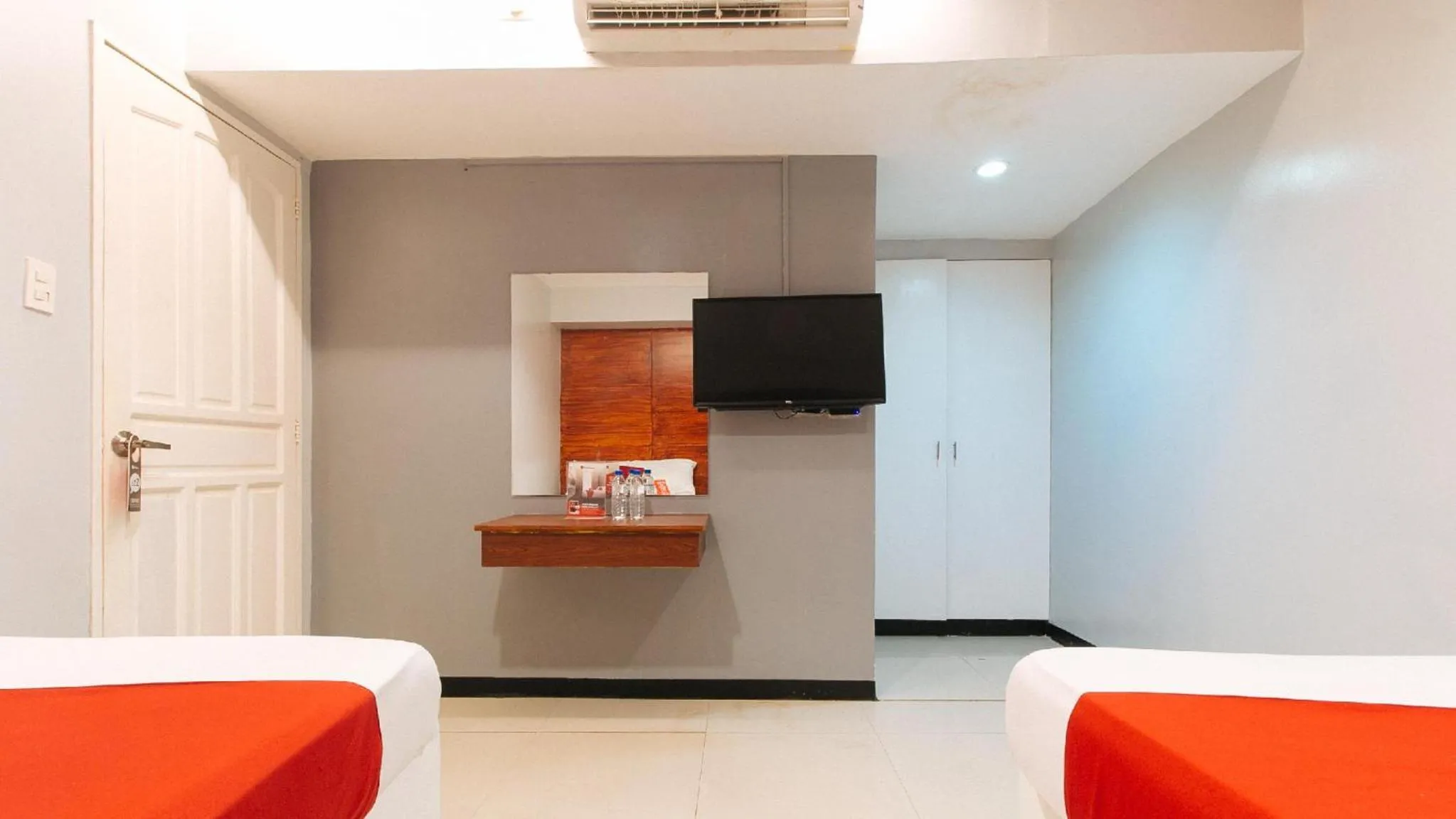 Photo of the whole room, Bed in RedDoorz at Homa Resort Hotel