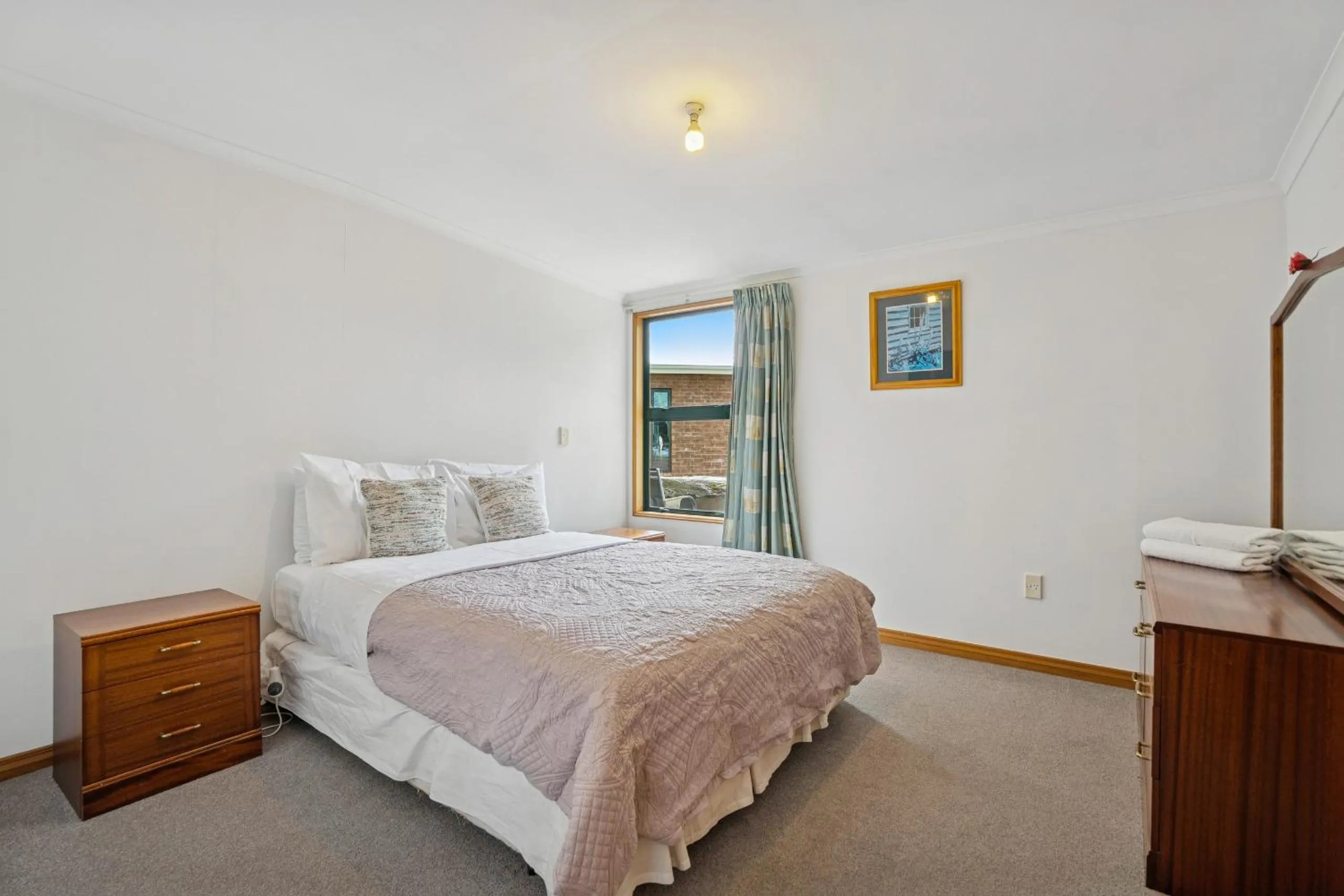 Property building, Bed in Tranquil Tipperary - Arrowtown Holiday Home