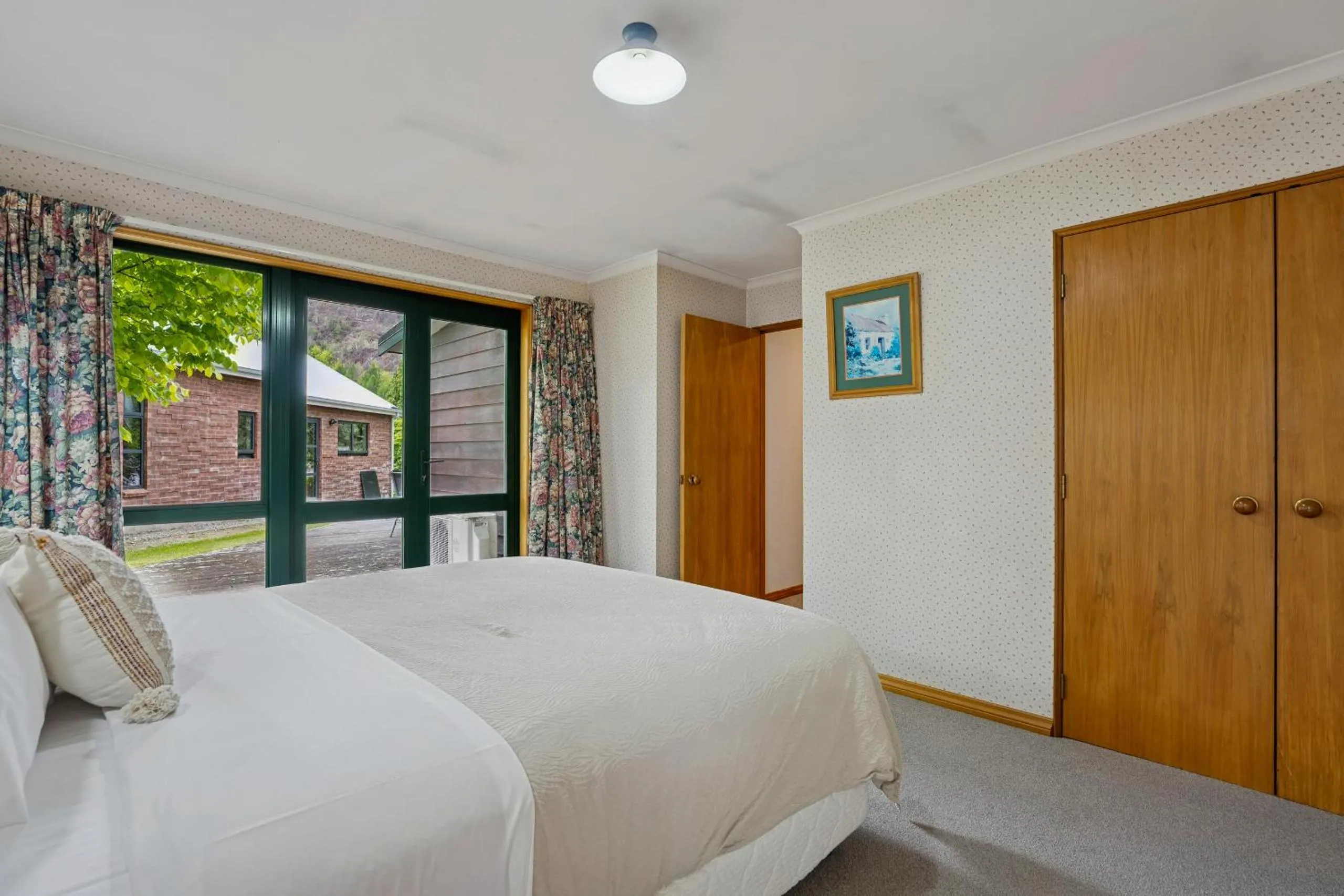Property building, Bed in Tranquil Tipperary - Arrowtown Holiday Home