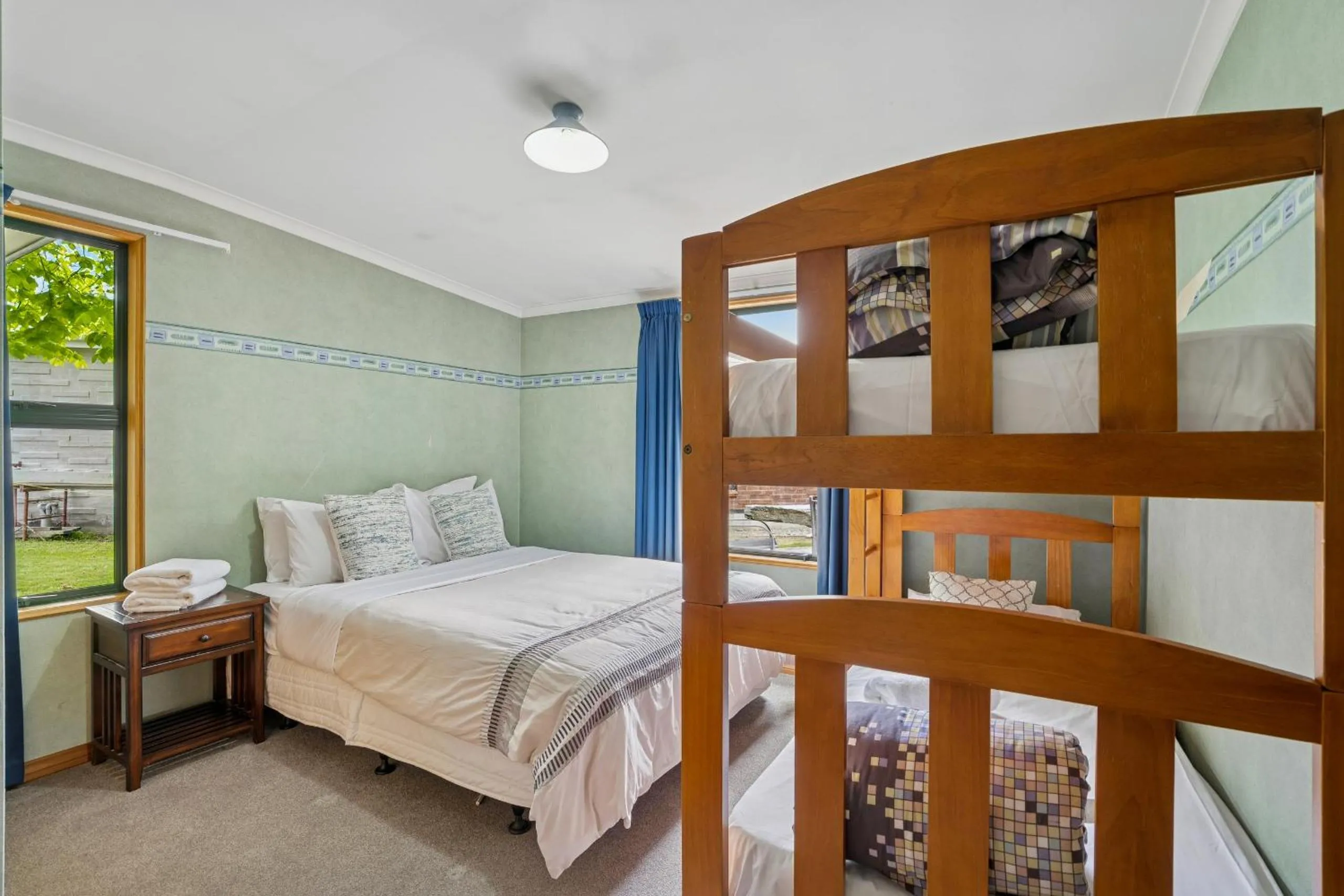 Property building, Bed in Tranquil Tipperary - Arrowtown Holiday Home