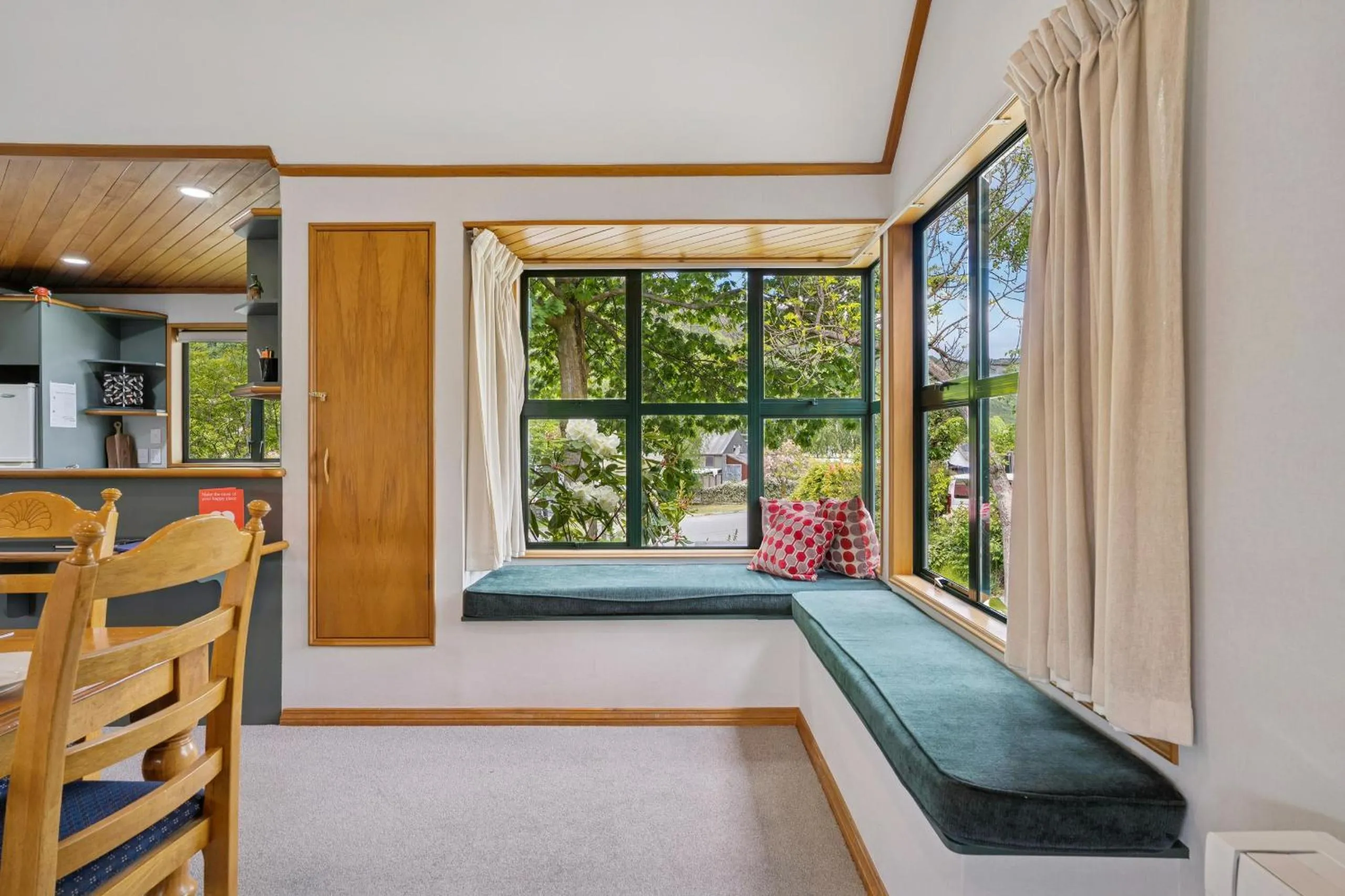 Property building, Bed in Tranquil Tipperary - Arrowtown Holiday Home