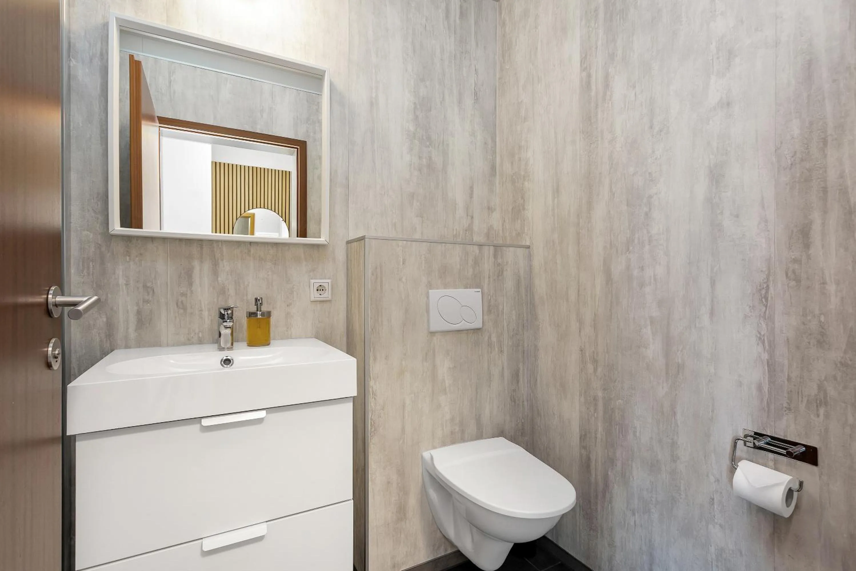 Toilet in Iceland Comfort Apartments by Heimaleiga