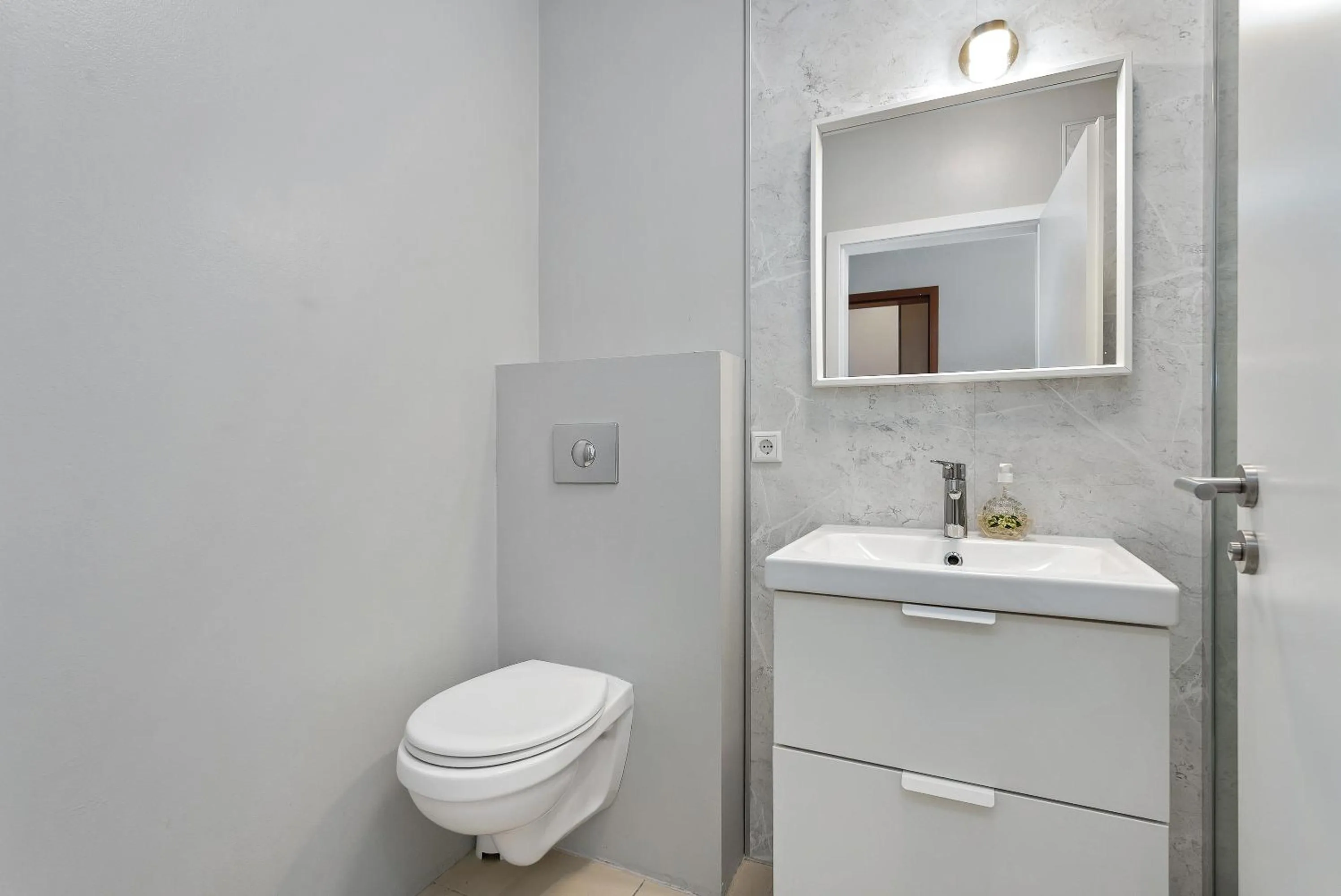 Toilet in Iceland Comfort Apartments by Heimaleiga