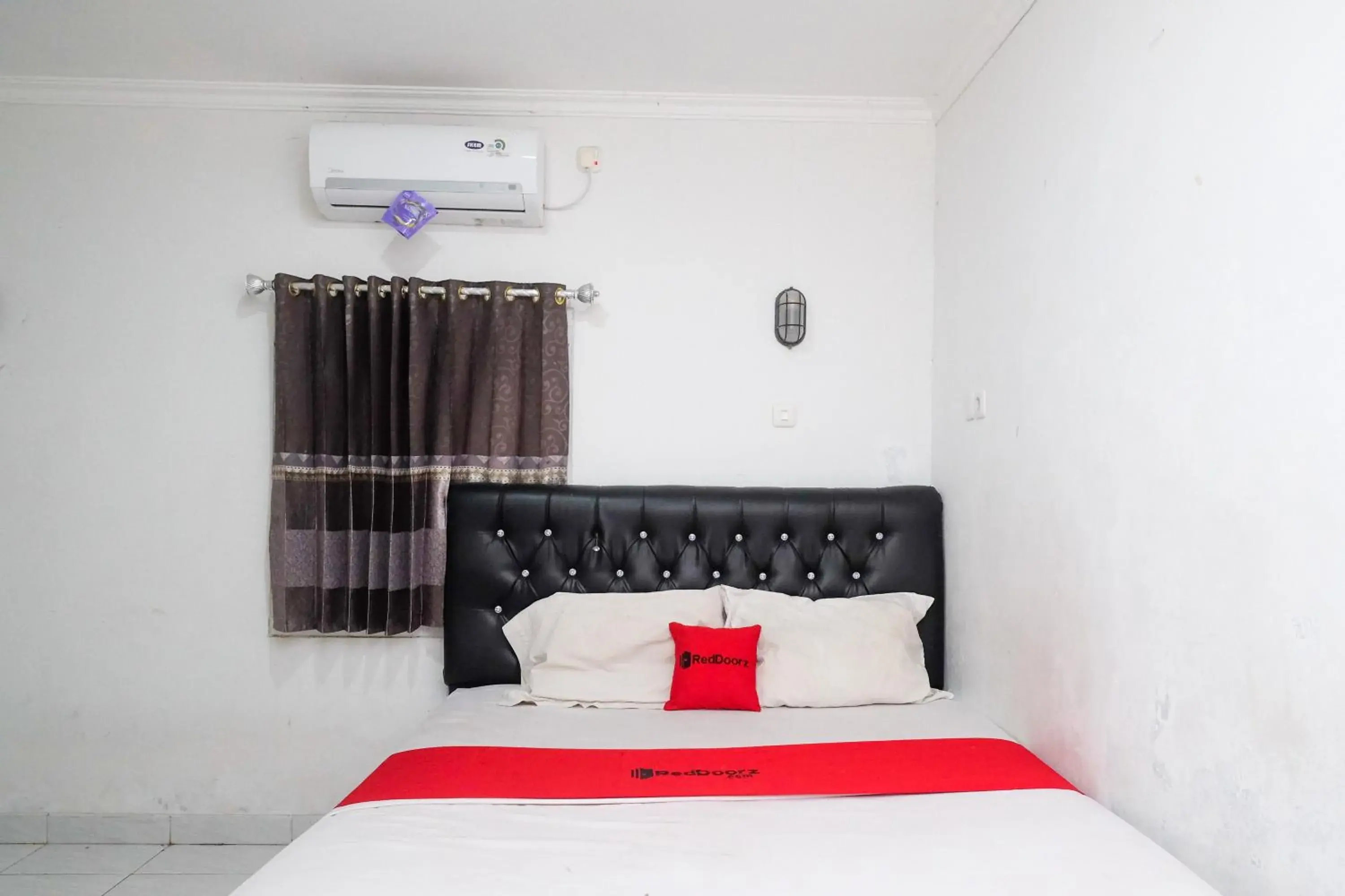 Double Room in RedDoorz Syariah at Griya Merbotan Demak Double Room in RedDoorz Syariah at Griya Merbotan Demak