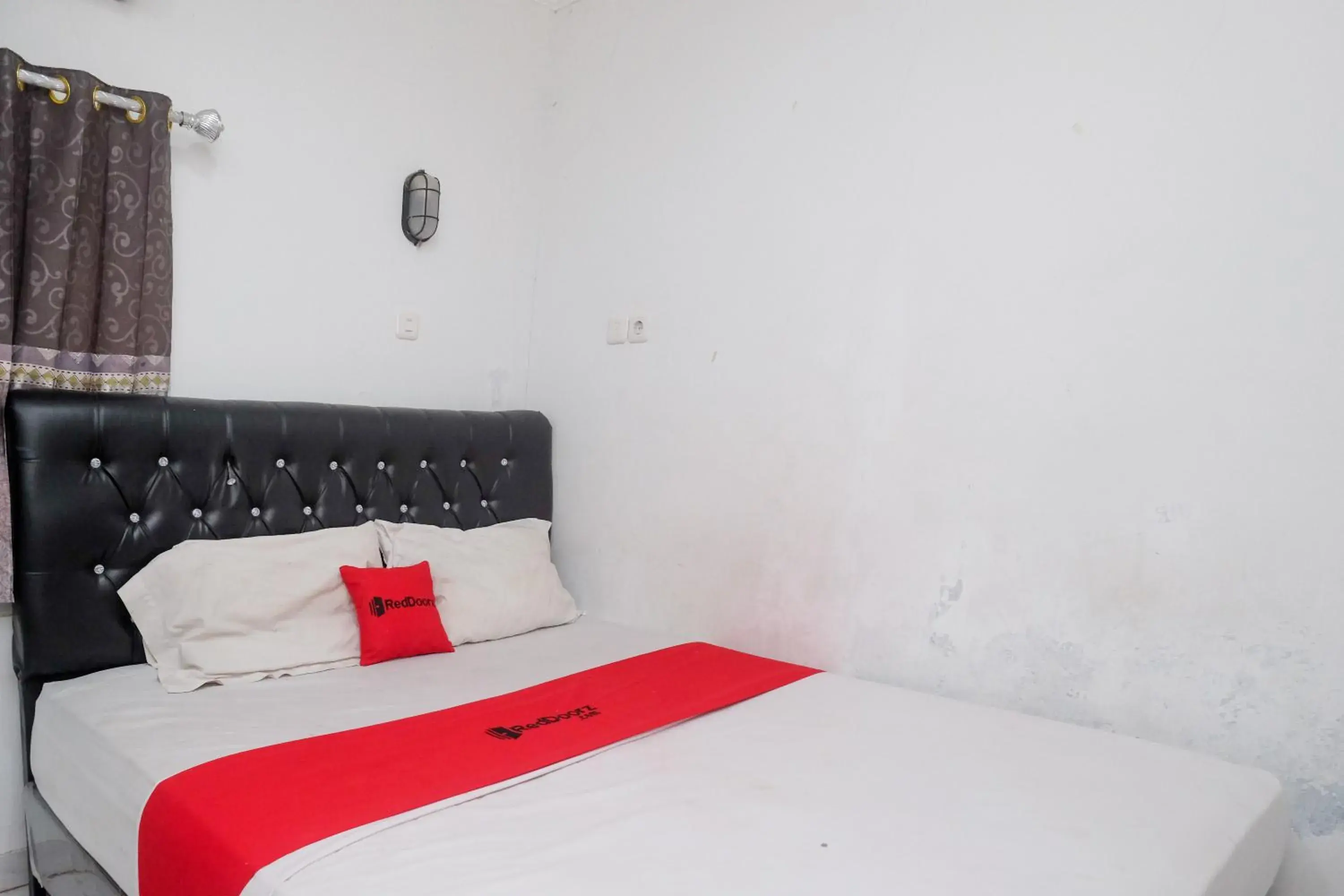 Double Room in RedDoorz Syariah at Griya Merbotan Demak Double Room in RedDoorz Syariah at Griya Merbotan Demak