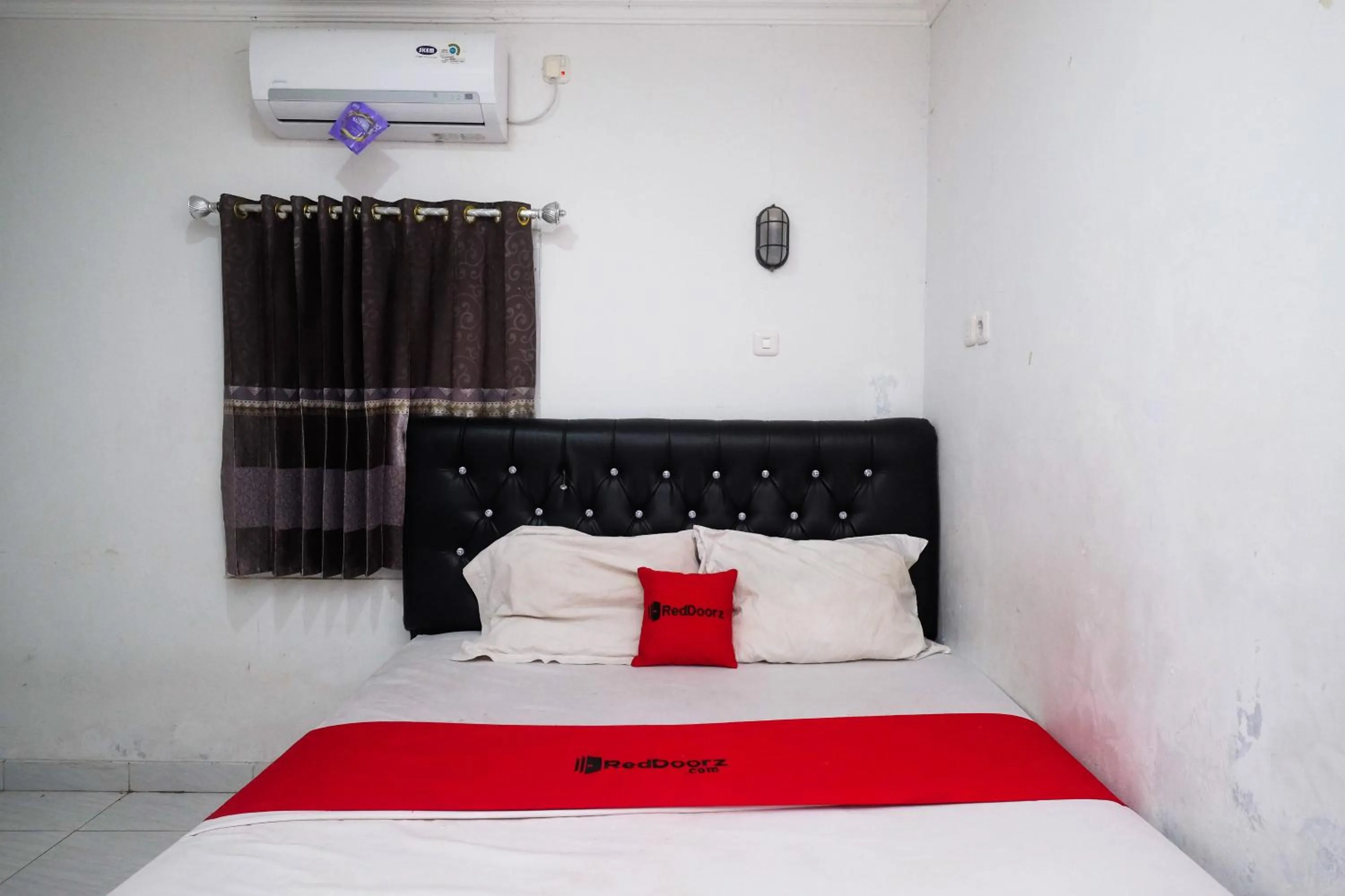Bedroom, Bed in RedDoorz Syariah at Griya Merbotan Demak