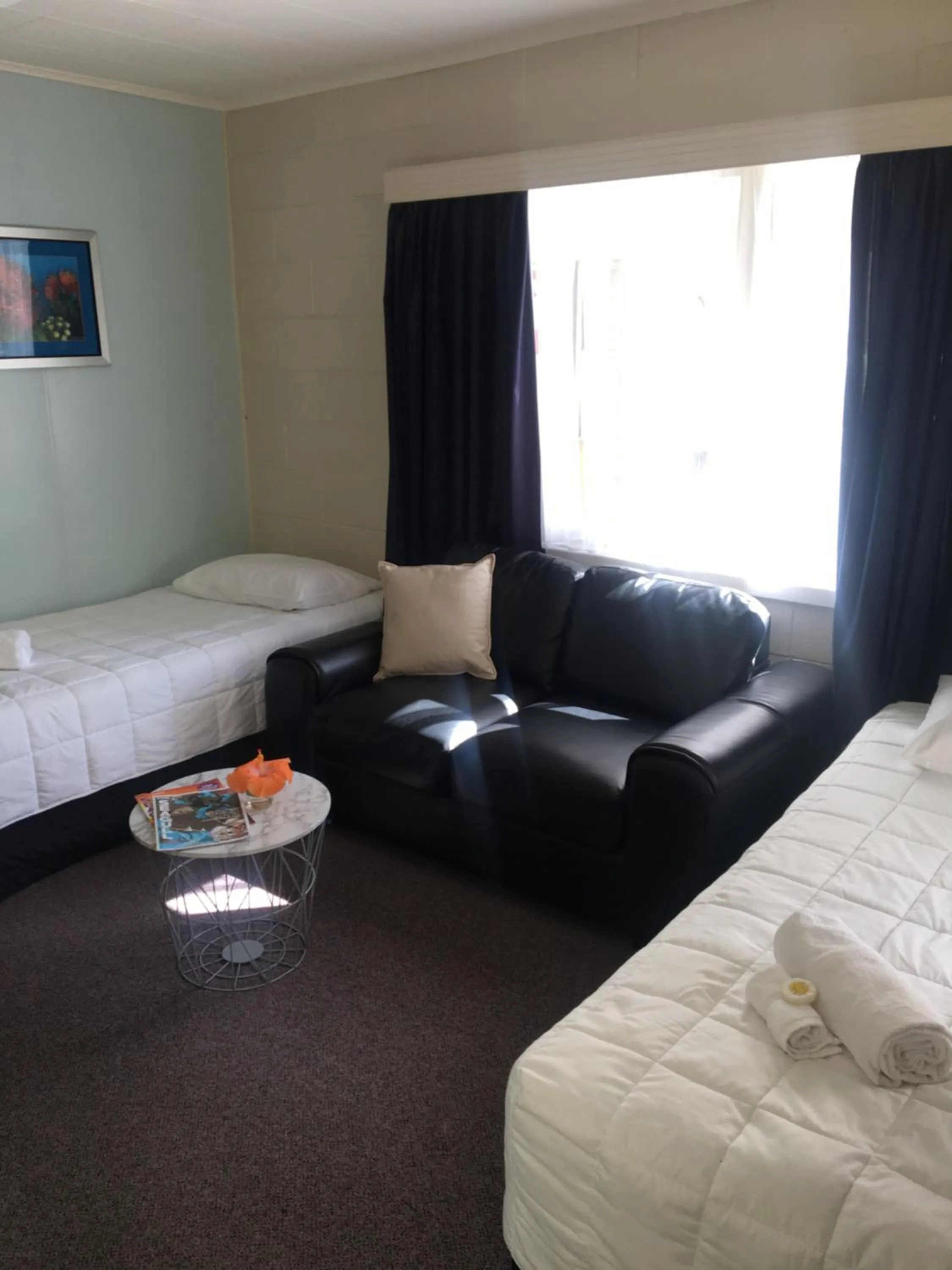 Living room, Bed in Whitianga Motel