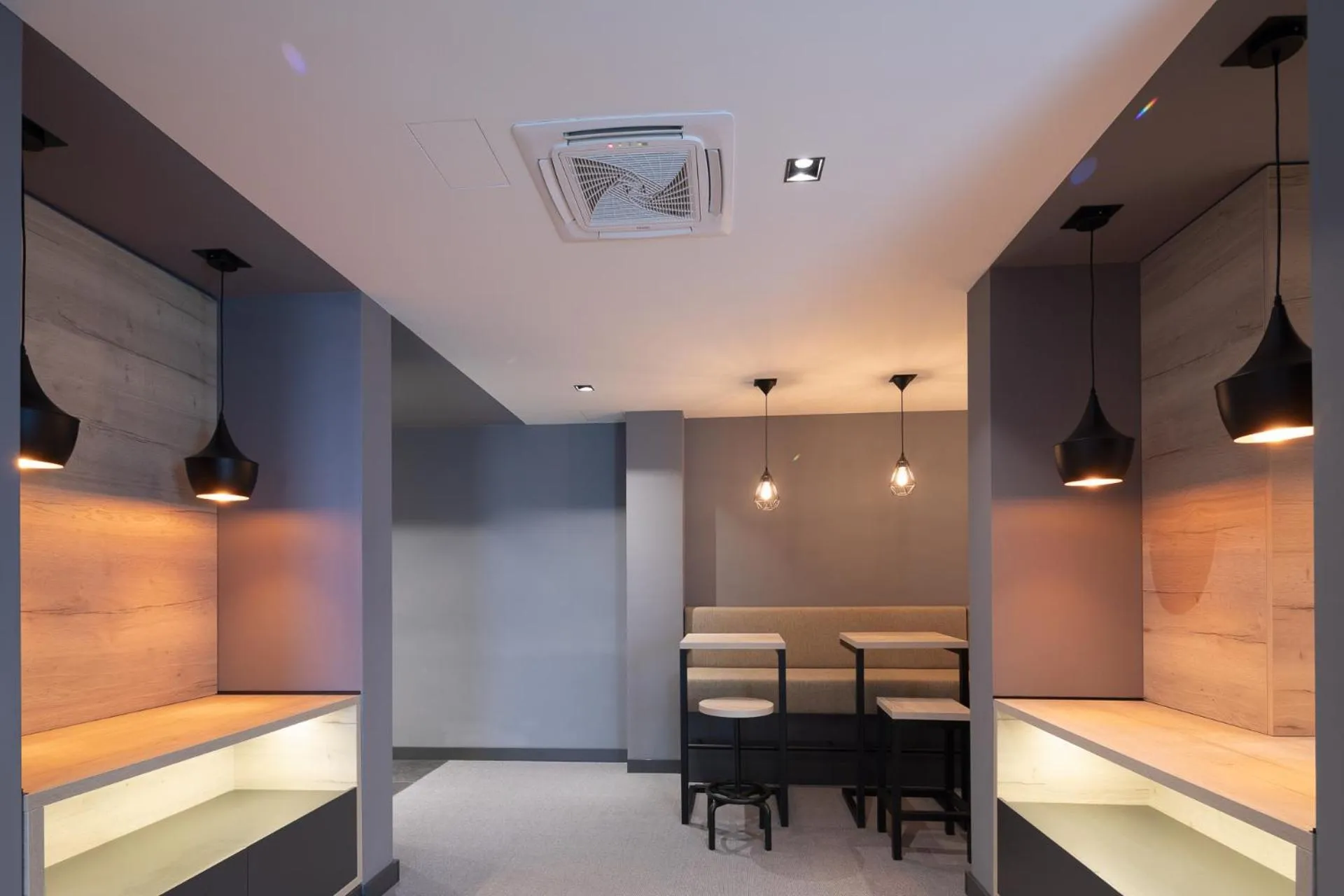 Restaurant/places to eat in Super seven inn