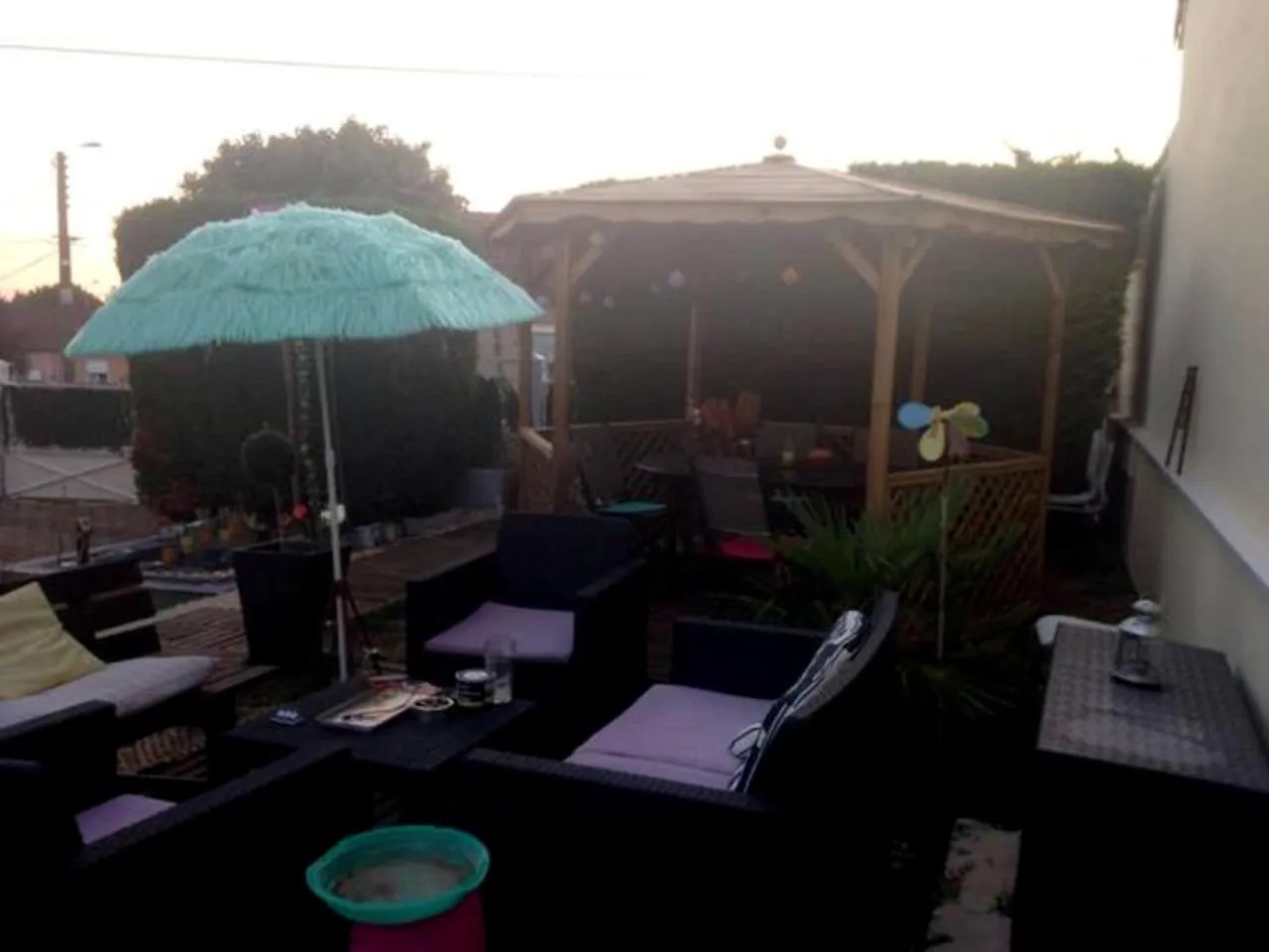 blue room, kitchenette