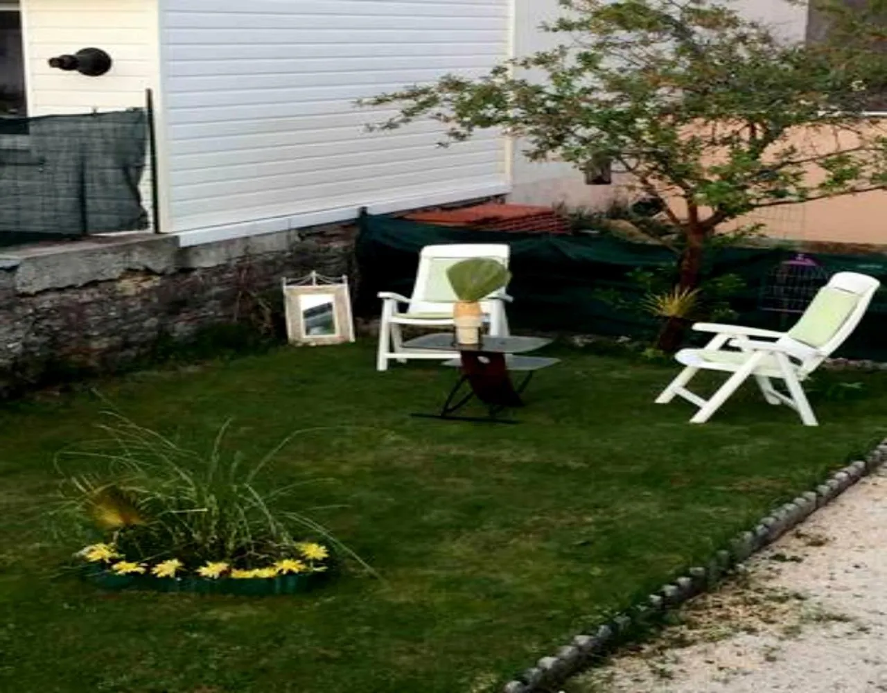 blue room, kitchenette