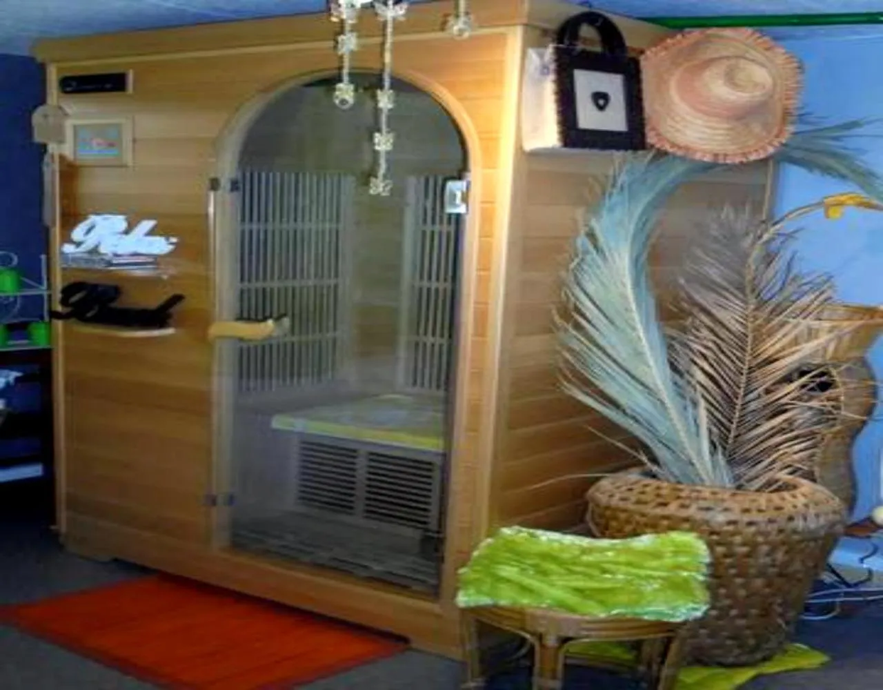 blue room, kitchenette