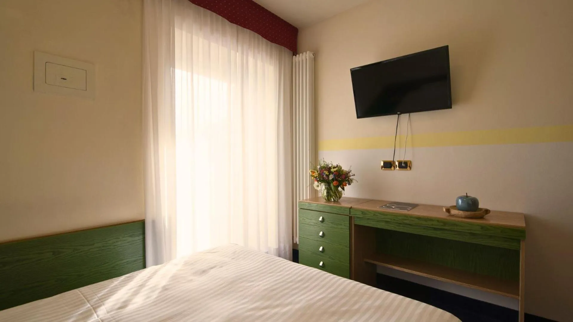 Photo of the whole room, Bed in Hotel Colfosco