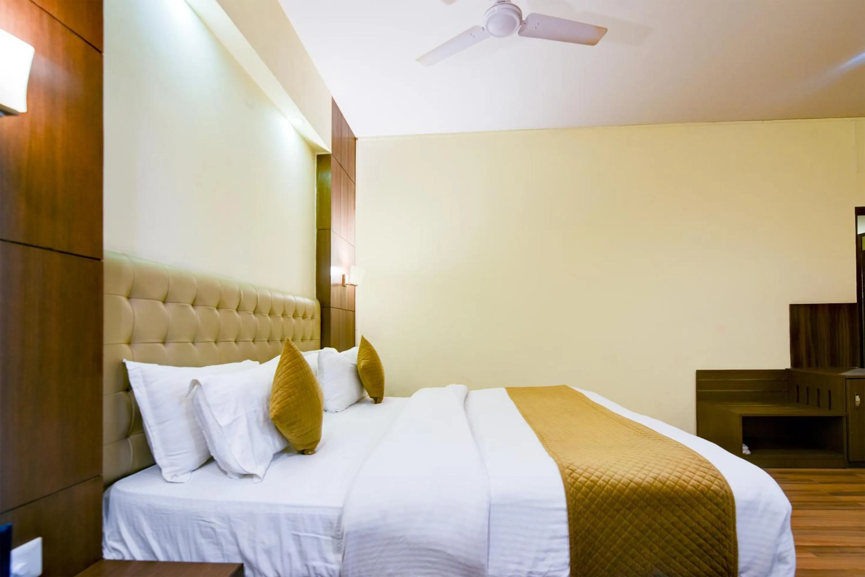 Bedroom, Bed in The Pamposh Hotel