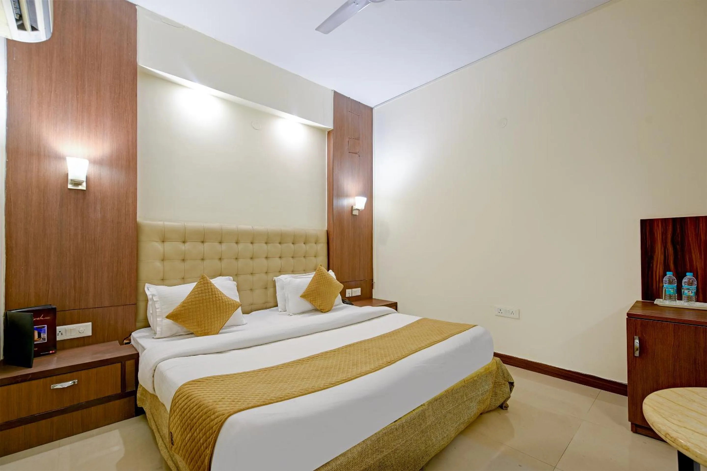 Bedroom, Bed in The Pamposh Hotel