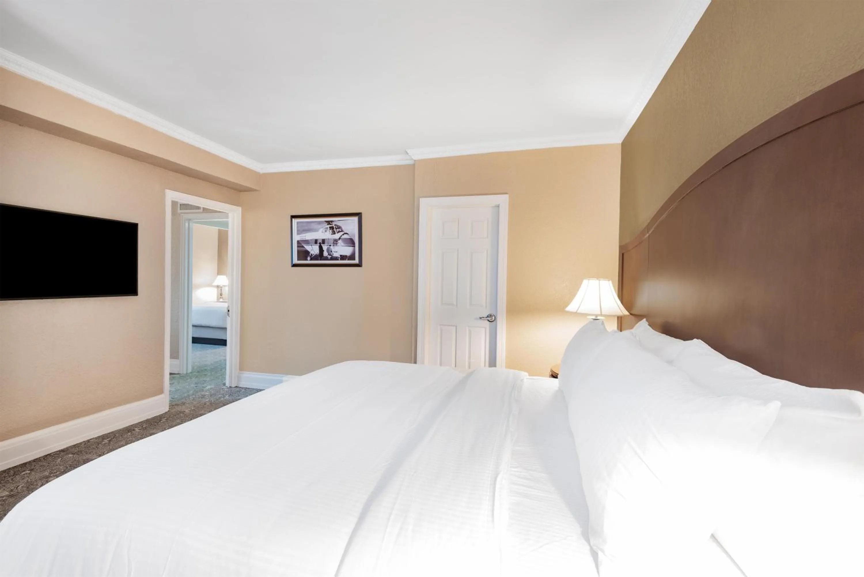 Photo of the whole room, Bed in The Americus Hotel, Unscripted by Hyatt