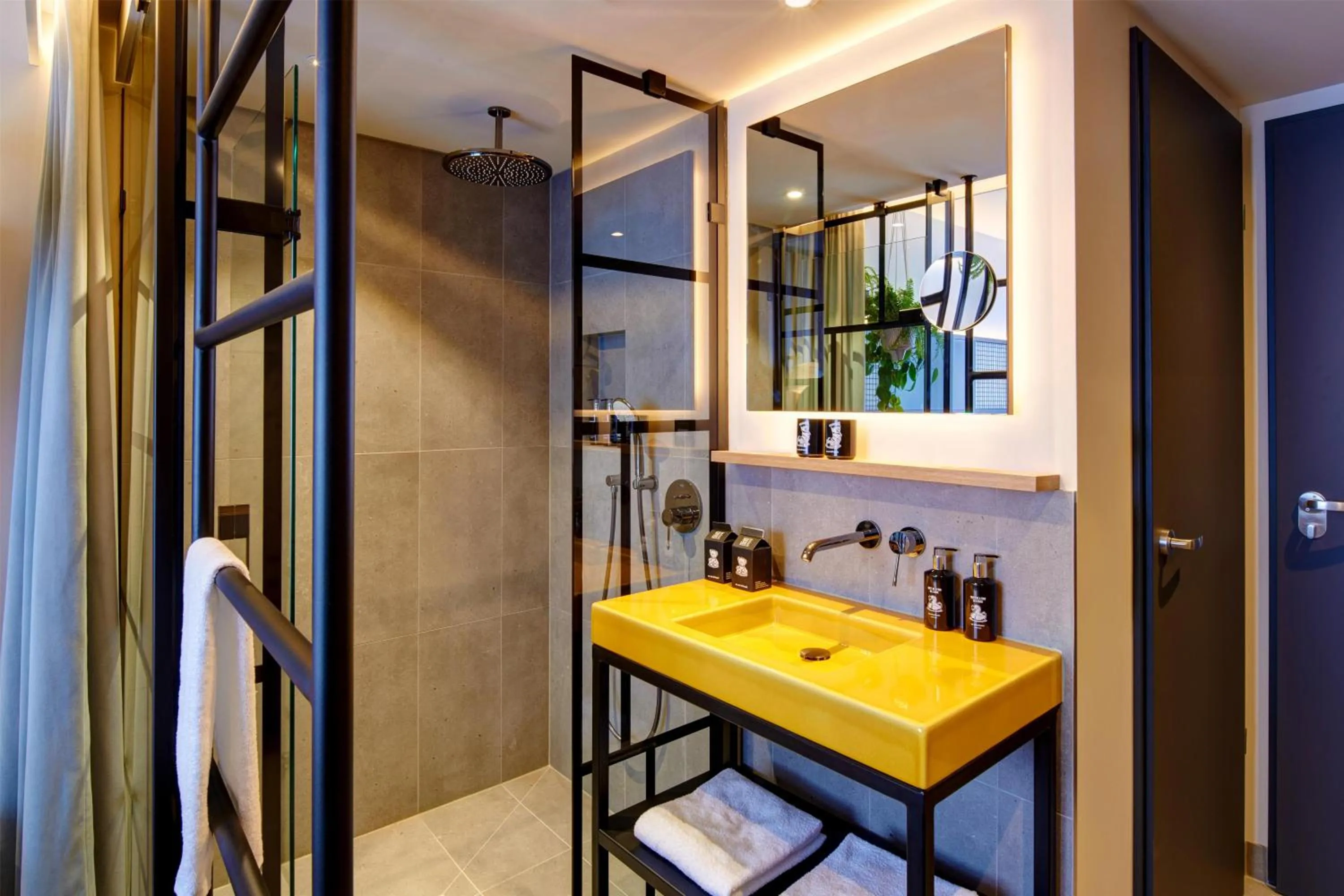 Bathroom in Me and All Hotel ulm, by Hyatt