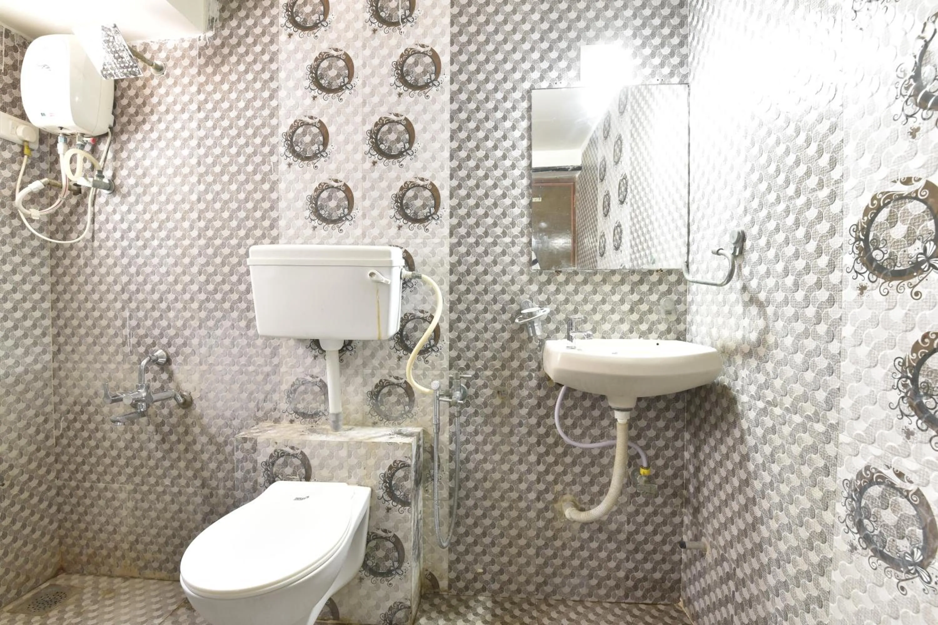 Shower in HOTEL GOLD LEAF