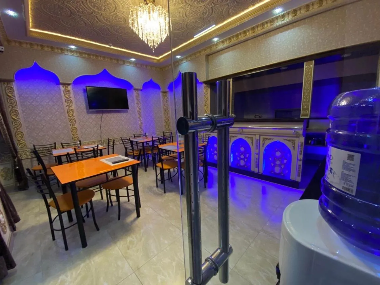 Restaurant/places to eat in Hotel Plaza 777