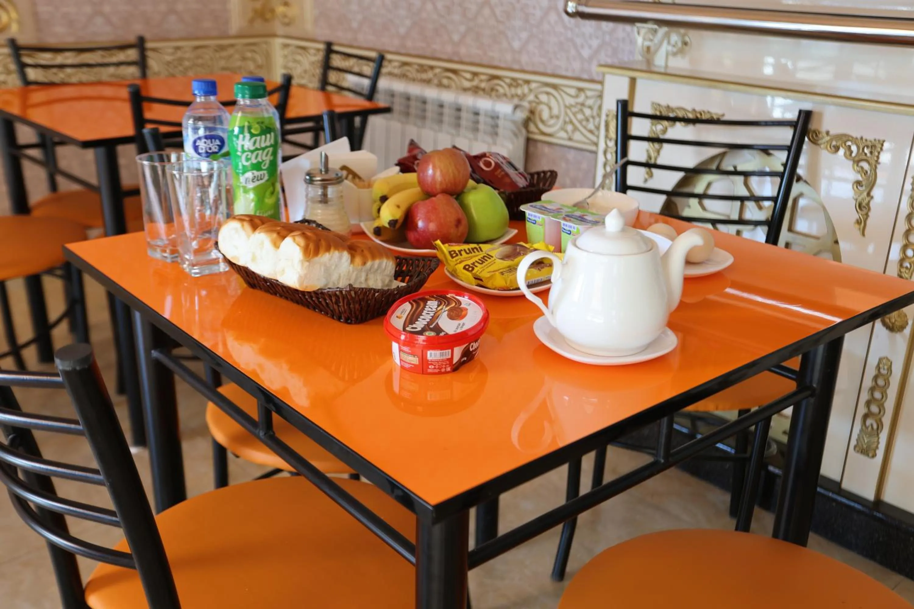 Restaurant/places to eat in Hotel Plaza 777