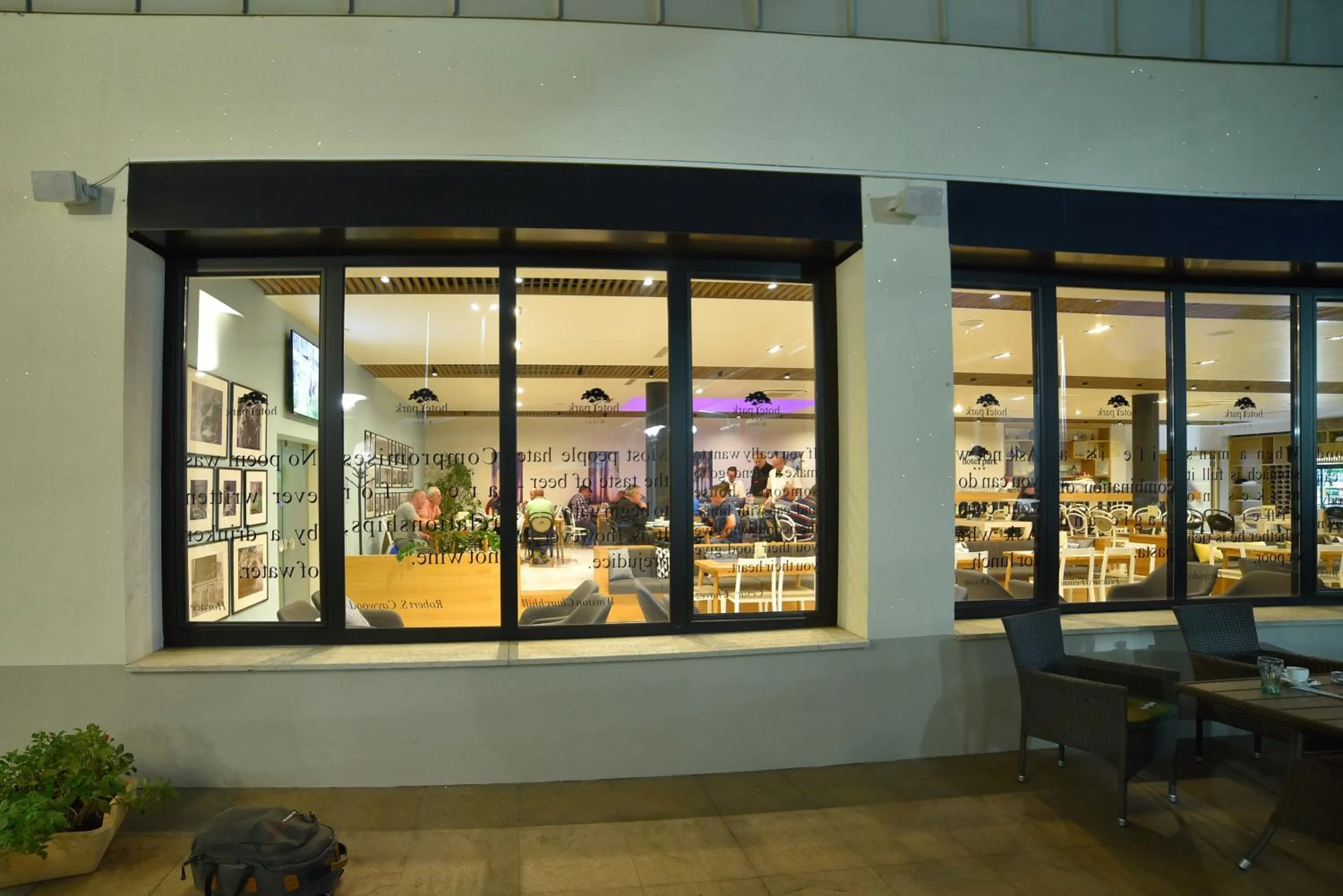 Restaurant/places to eat in Park Hotel