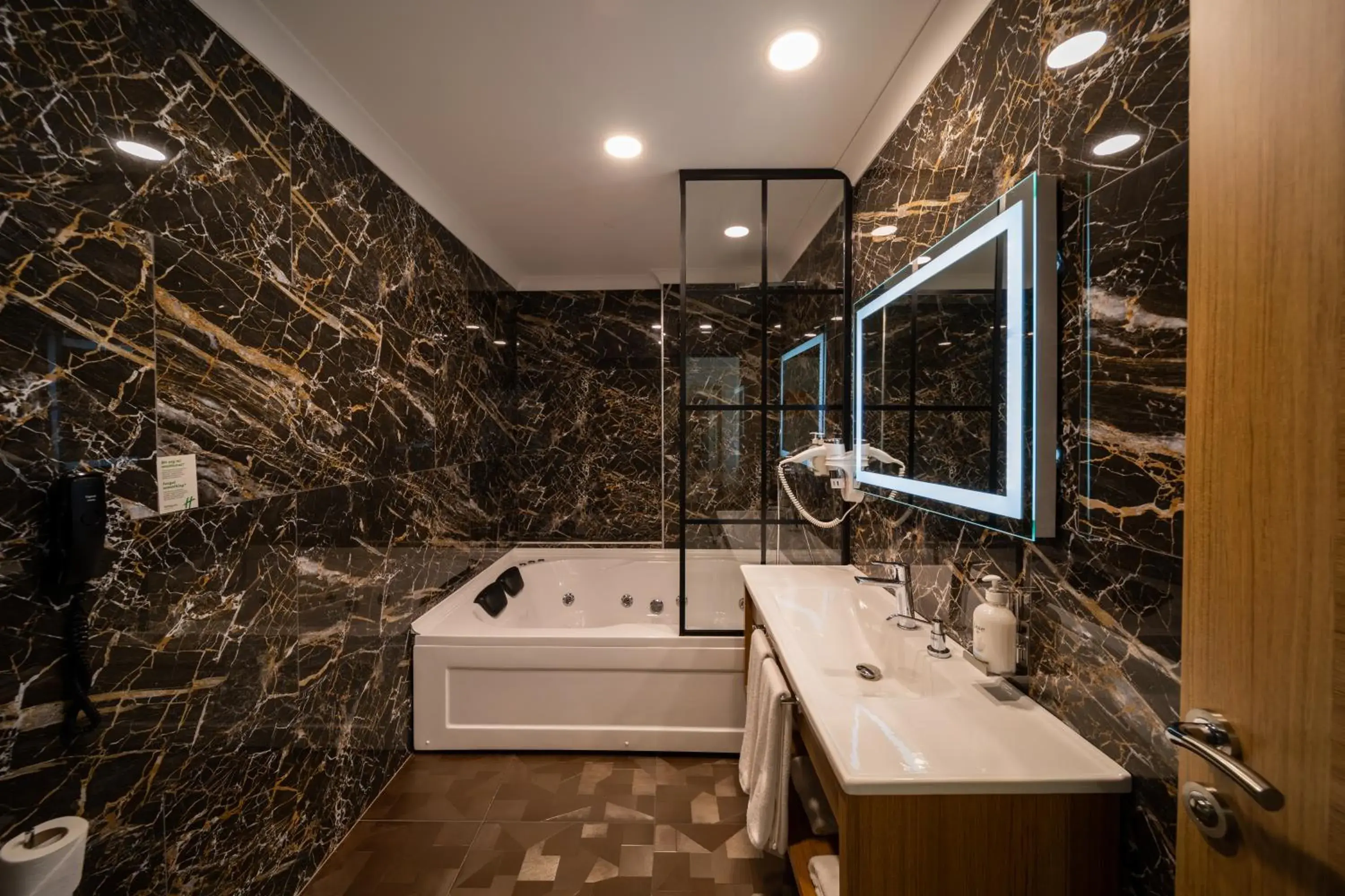 One-Bedroom King Suite with Jetted Tub - single occupancy - Smoking in Holiday Inn - Trabzon-East by IHG One-Bedroom King Suite with Jetted Tub - single occupancy - Smoking in Holiday Inn - Trabzon-East by IHG