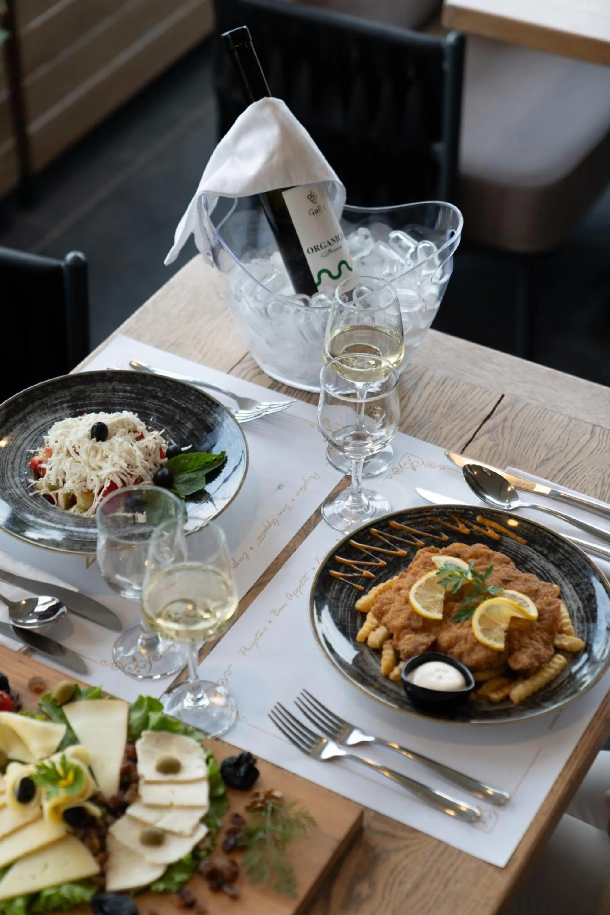 Restaurant/places to eat in Hotel Grand