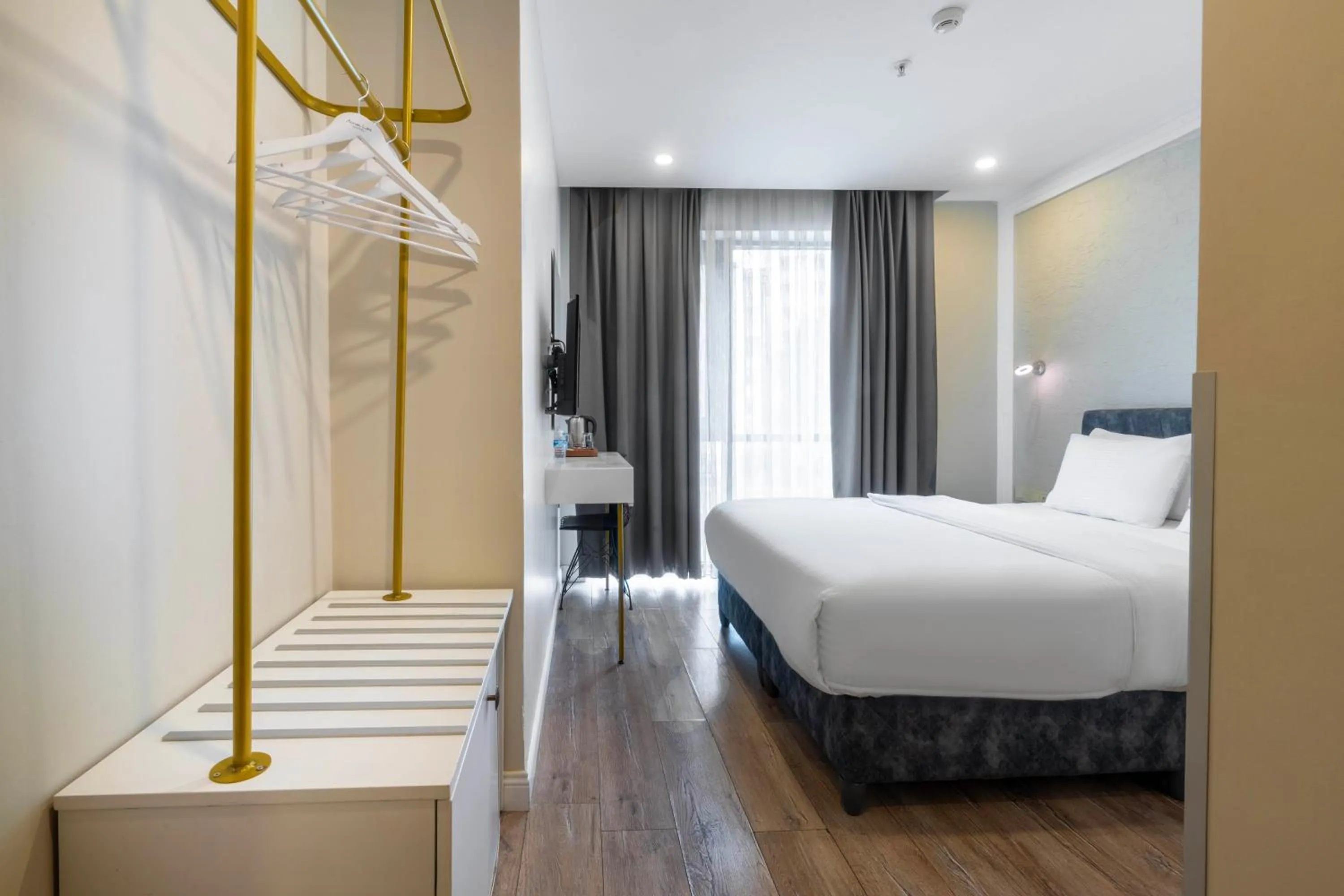 wardrobe, Bed in Actuel Life Hotels - Special Class