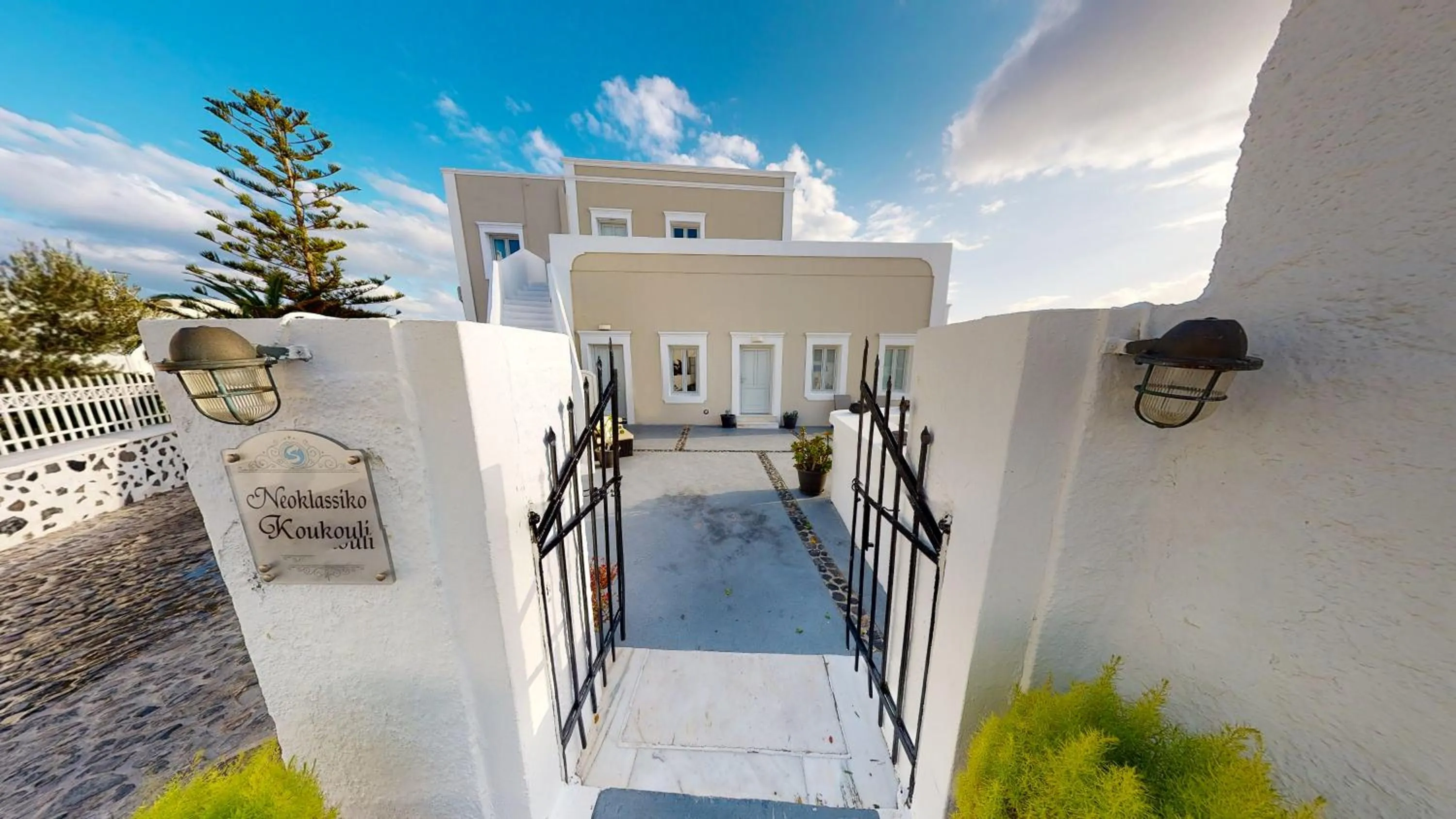 Facade/entrance in NEOKLASSIKO KOUKOULI