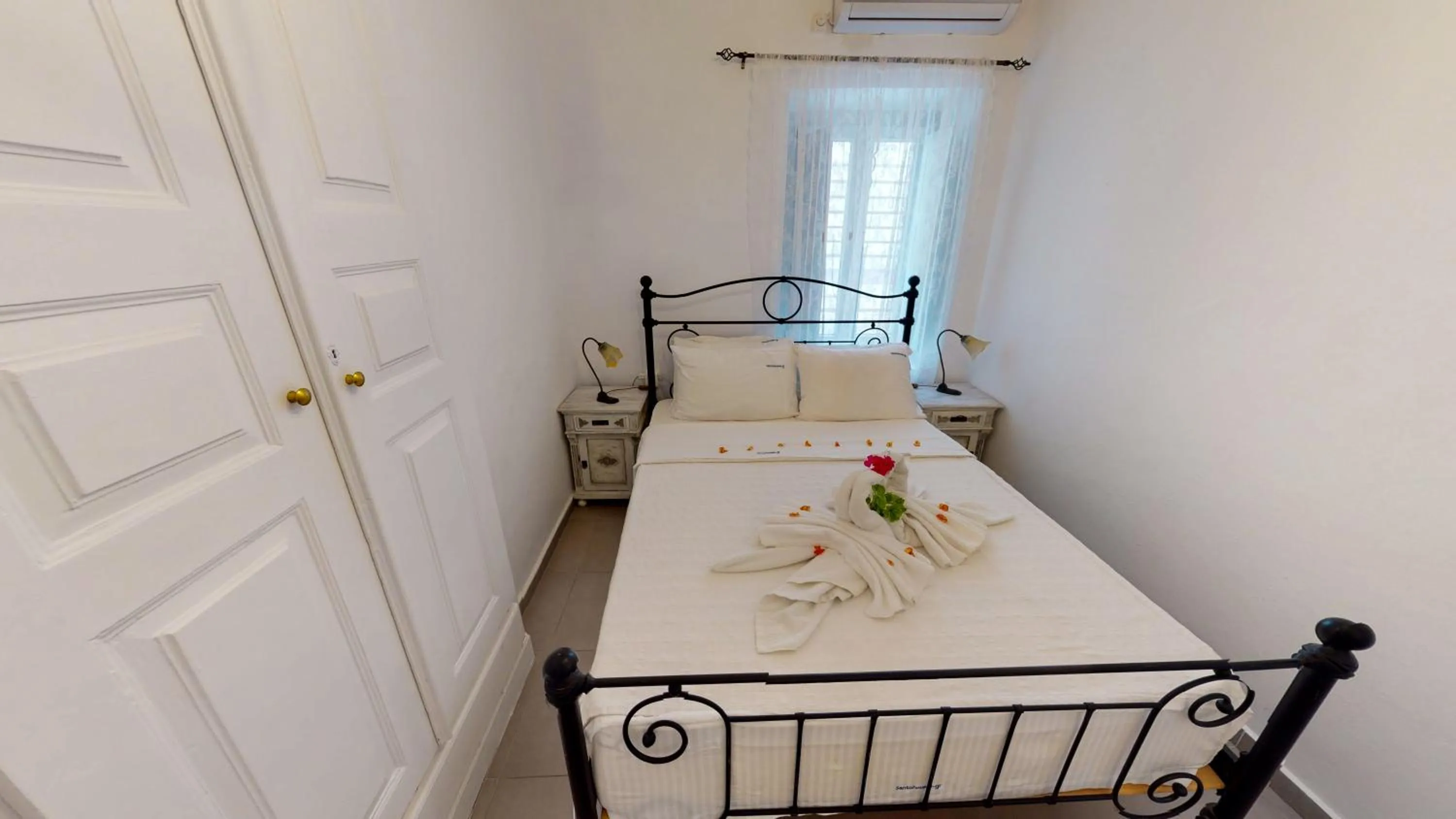 Bed in NEOKLASSIKO KOUKOULI