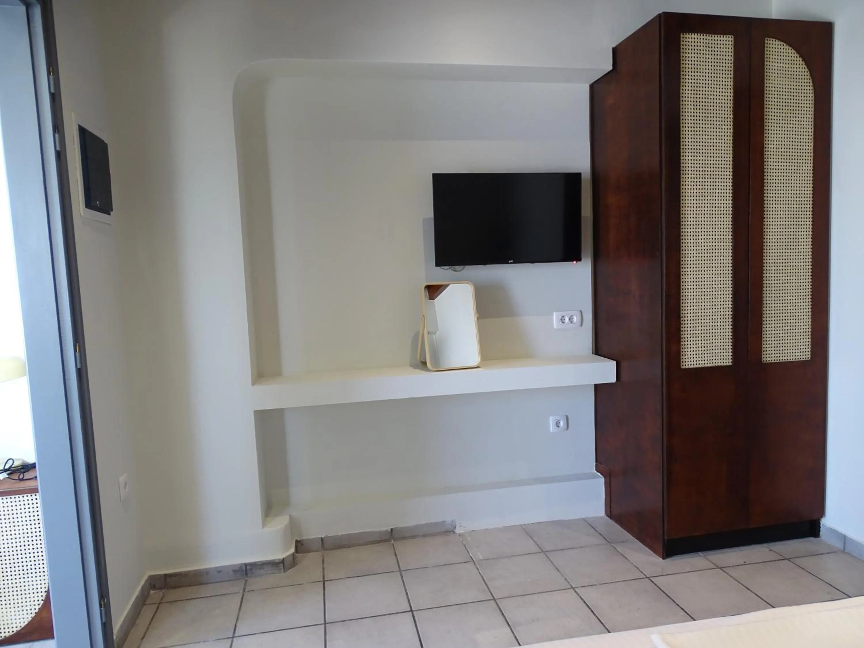 TV and multimedia in NEOKLASSIKO KOUKOULI