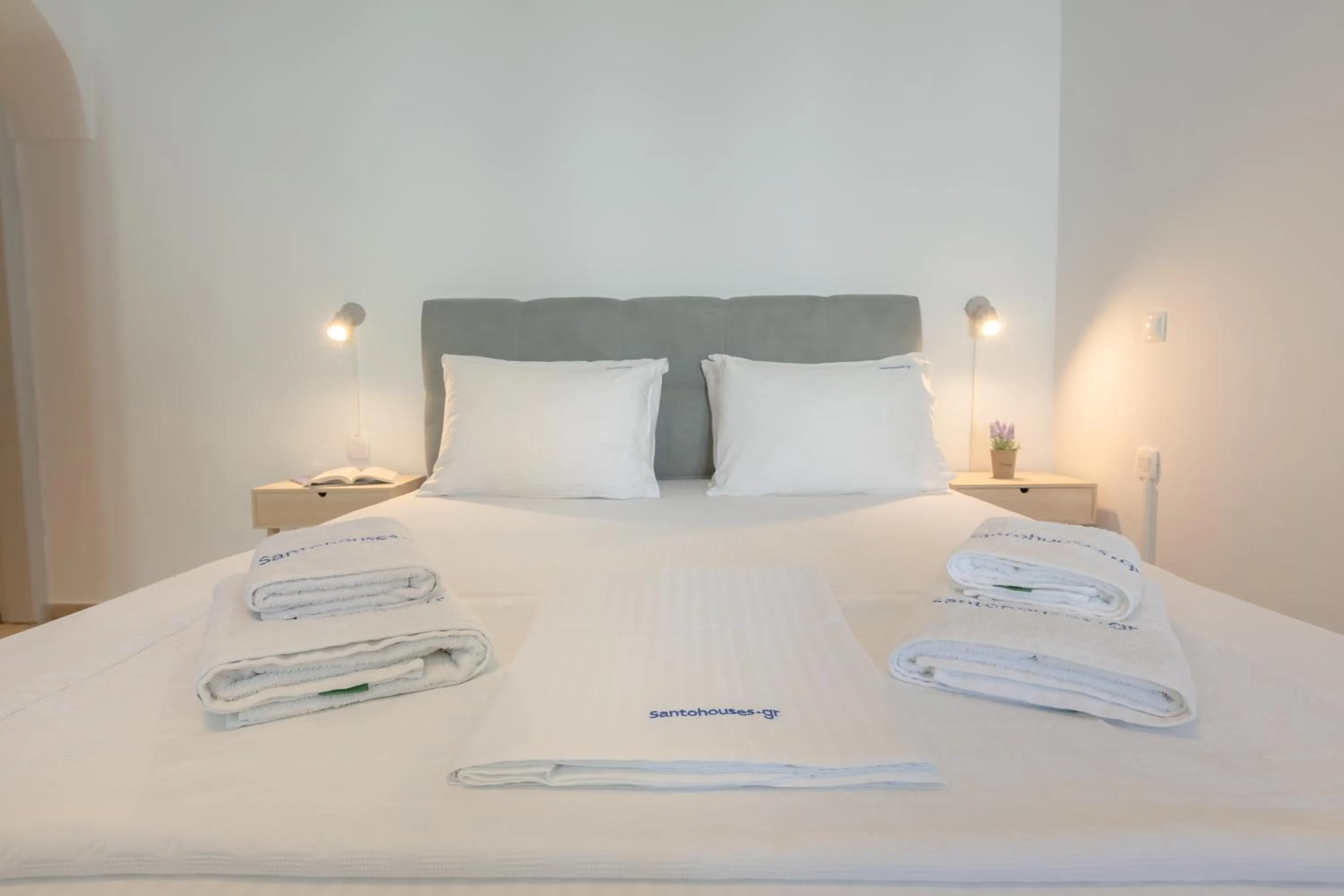 Bed in NEOKLASSIKO KOUKOULI