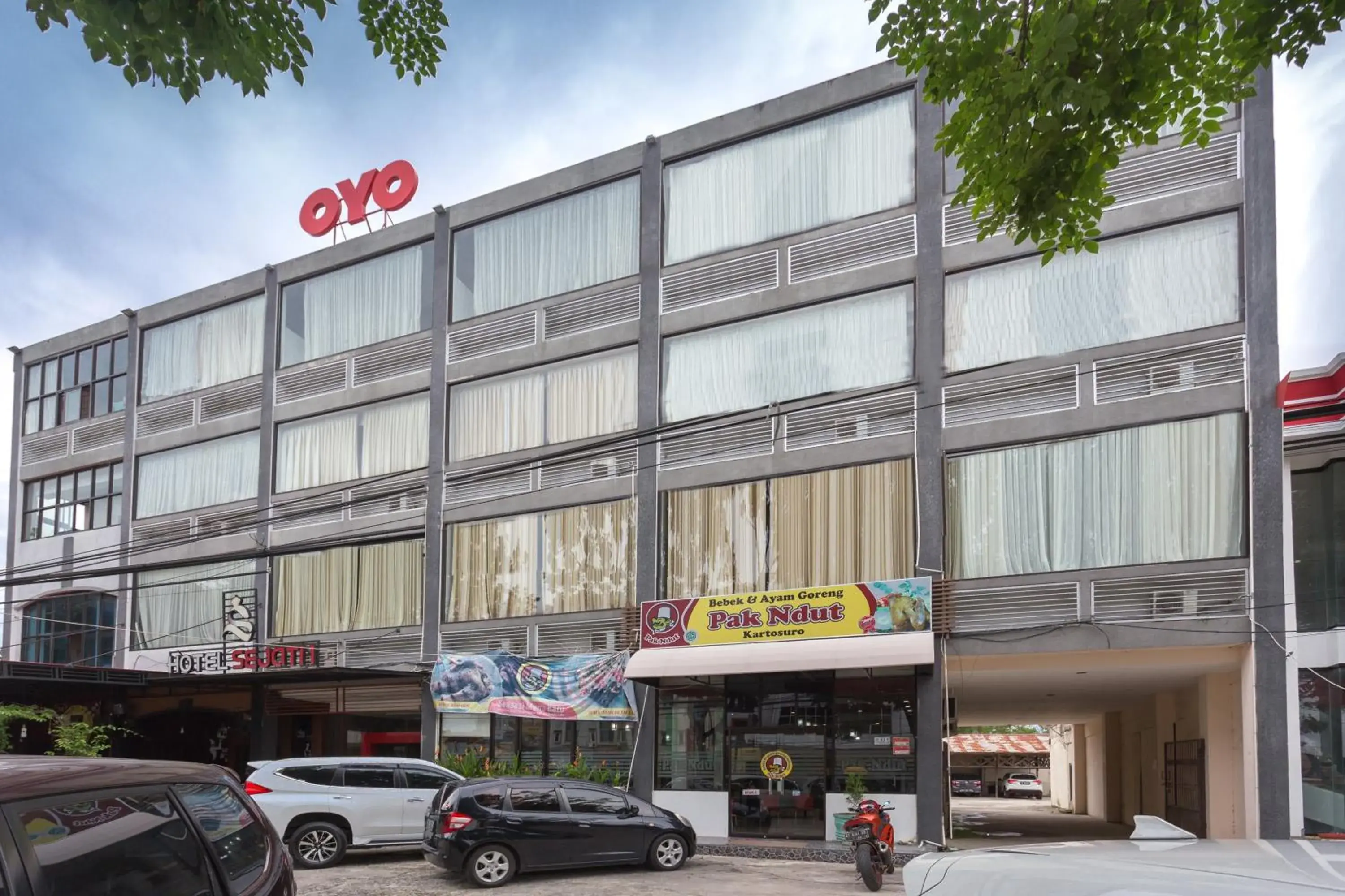 Facade/entrance in OYO 663 Hotel Sejati Facade/entrance in OYO 663 Hotel Sejati