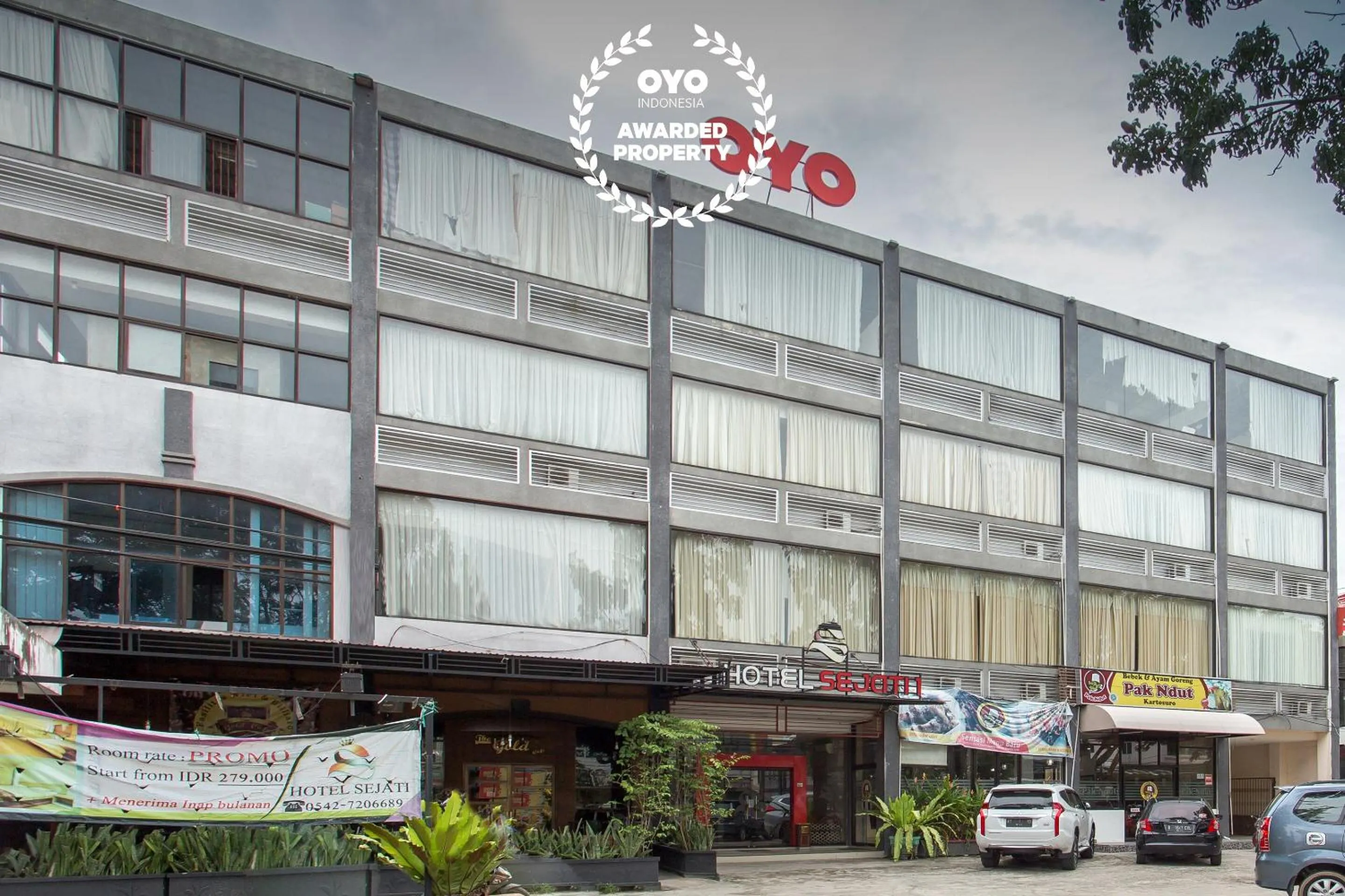 Facade/entrance in OYO 663 Hotel Sejati