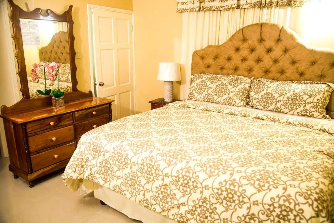 Bed in Dela de-Rose Guest House Negril Jamaica