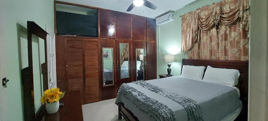 Bed in Dela de-Rose Guest House Negril Jamaica